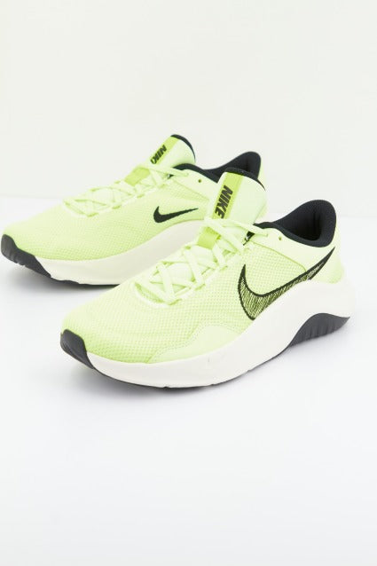 NIKE LEGEND ESSENTIAL  NN en color VERDE  (1)