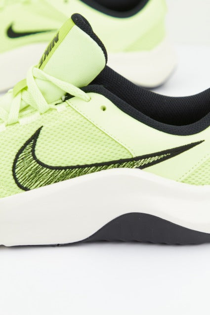 NIKE LEGEND ESSENTIAL  NN en color VERDE  (3)