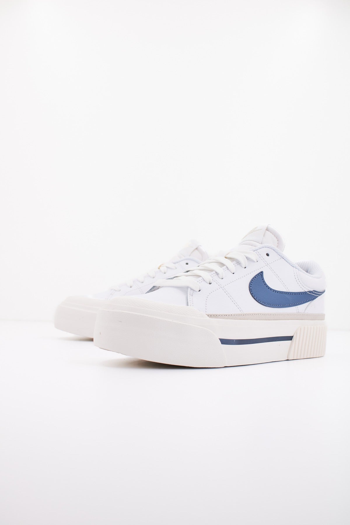 NIKE  COURT LEGACY LIFT en color BLANCO  (2)