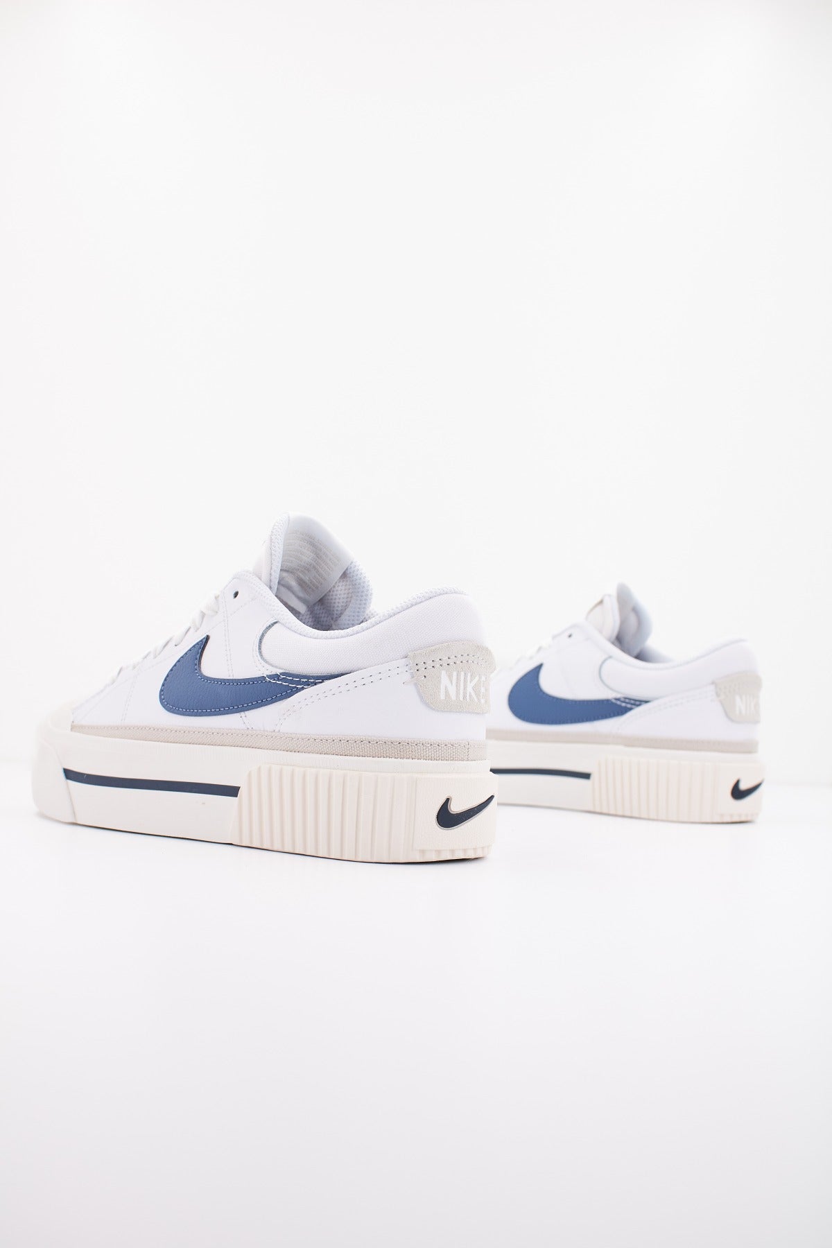 NIKE  COURT LEGACY LIFT en color BLANCO  (3)