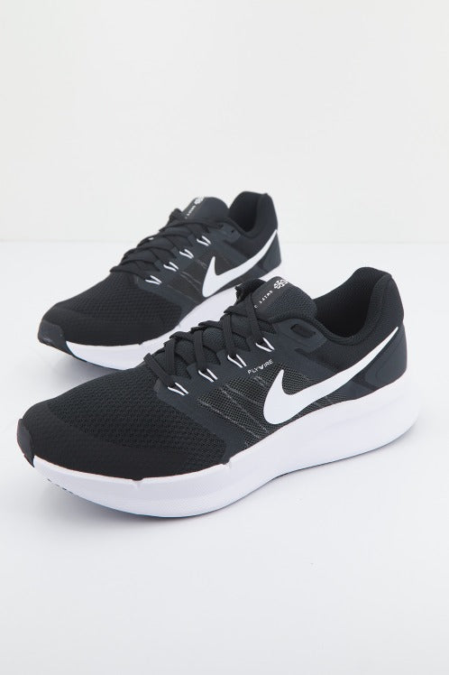 NIKE  NIKE RUN SWIFT  en color NEGRO  (2)