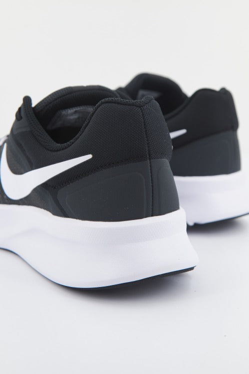 NIKE  NIKE RUN SWIFT  en color NEGRO  (3)