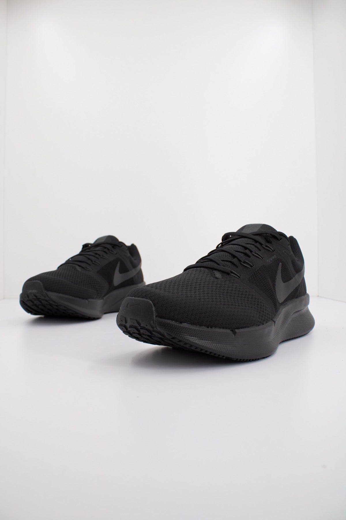 NIKE RUN SWIFT  MEN'S ROAD en color NEGRO  (2)