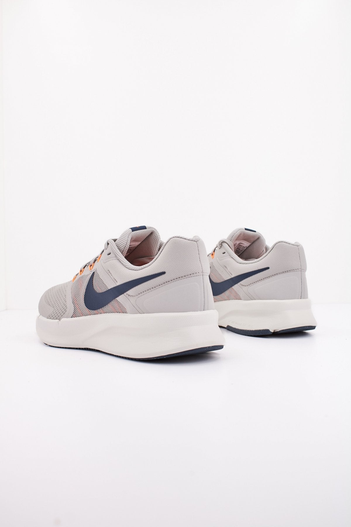 NIKE RUN SWIFT  MEN'S ROAD en color GRIS  (3)