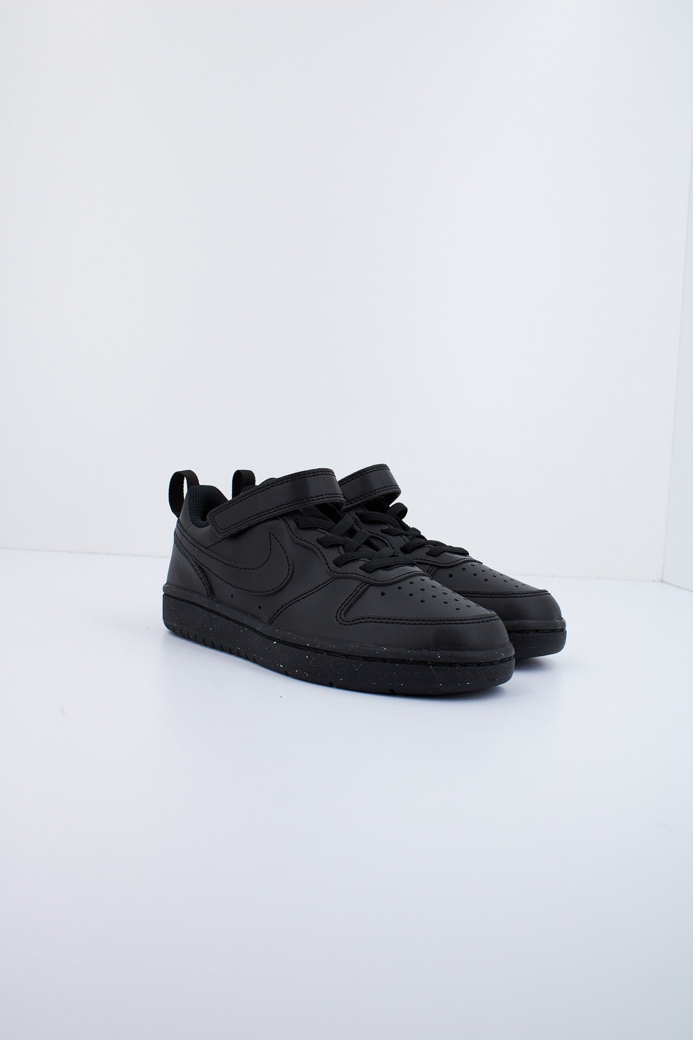 NIKE BOROUGH LOW RECRAFT en color NEGRO  (2)