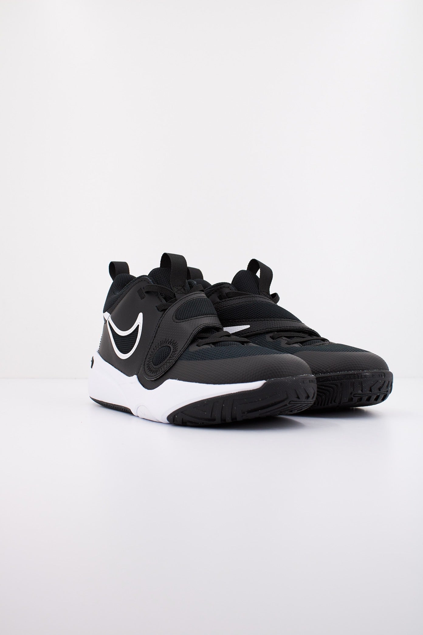 NIKE TEAM HUSTLE D  en color NEGRO  (2)