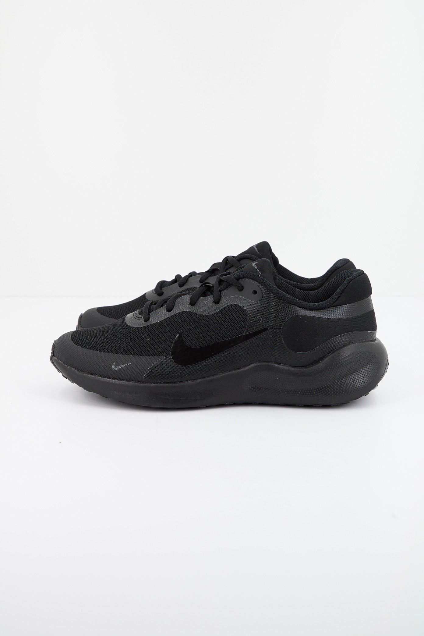 NIKE REVOLUTION  en color NEGRO  (1)