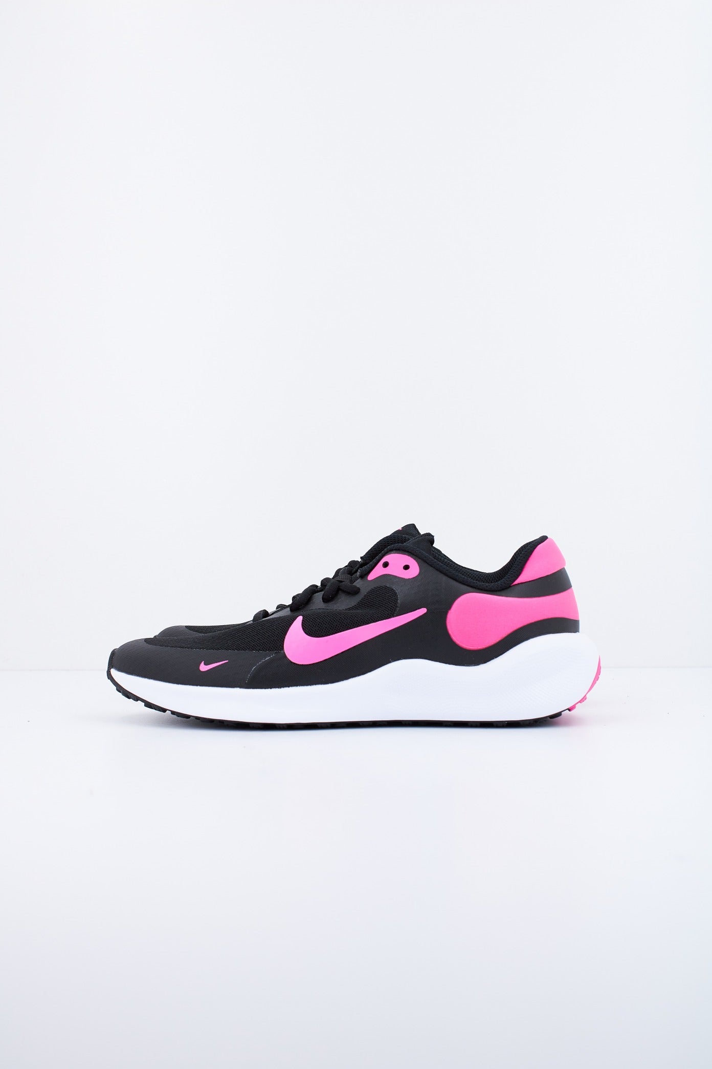 NIKE REVOLUTION  en color NEGRO  (1)