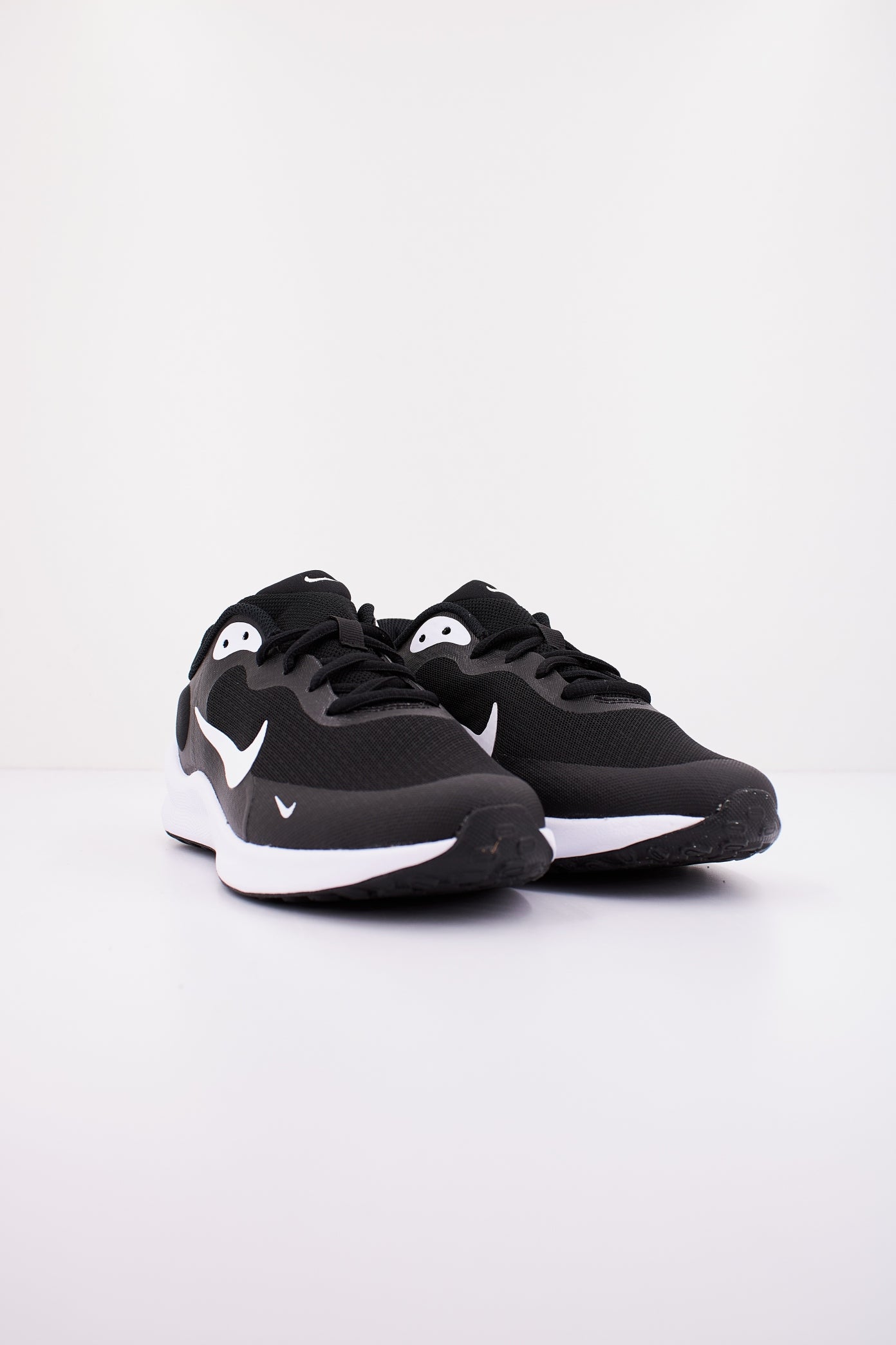 NIKE REVOLUTION  en color NEGRO  (2)