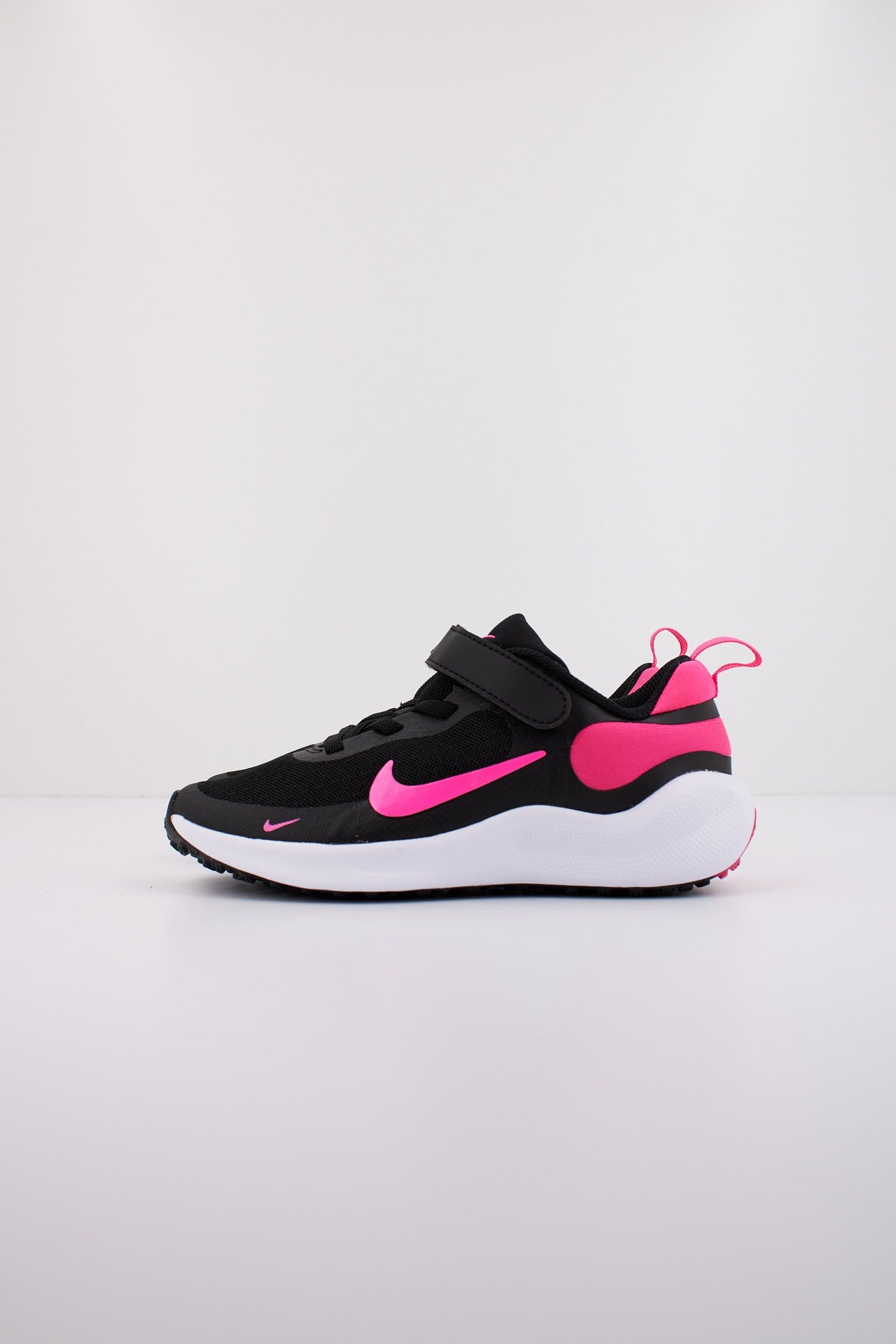 NIKE REVOLUTION  en color NEGRO  (1)