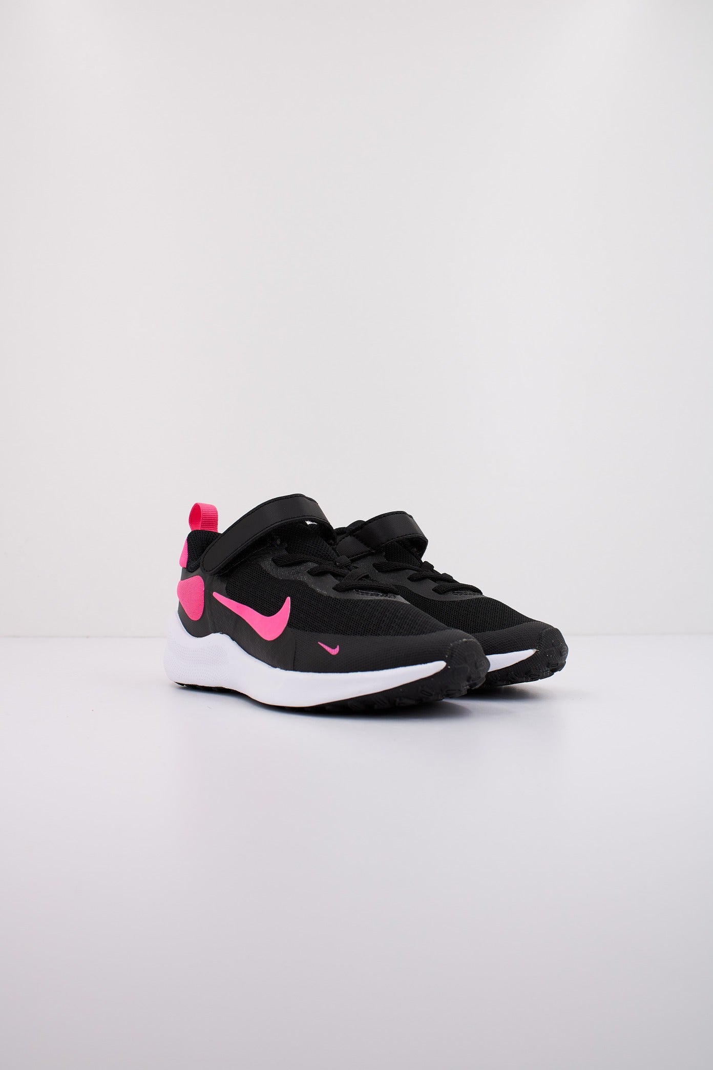 NIKE REVOLUTION  en color NEGRO  (2)