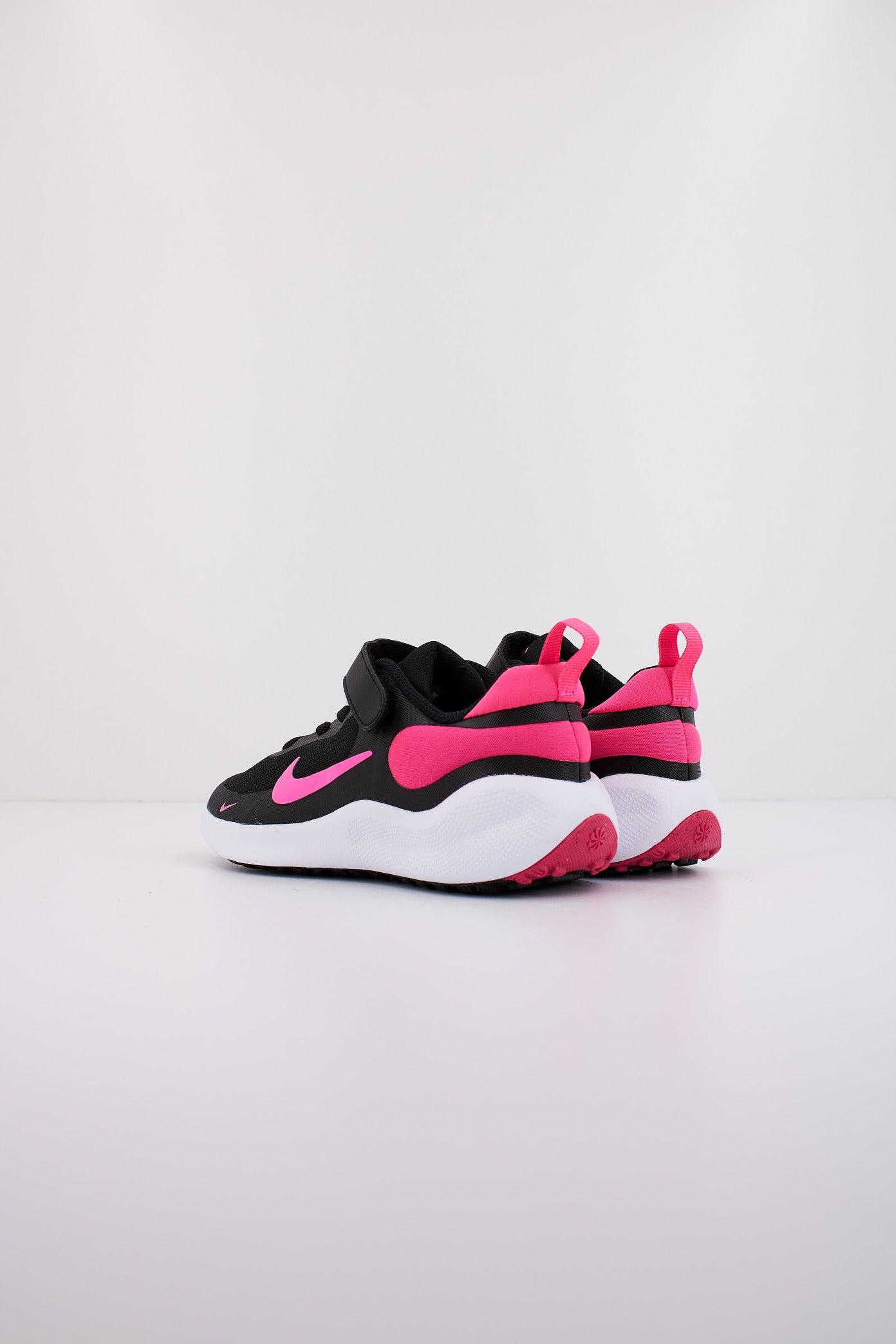 NIKE REVOLUTION  en color NEGRO  (3)