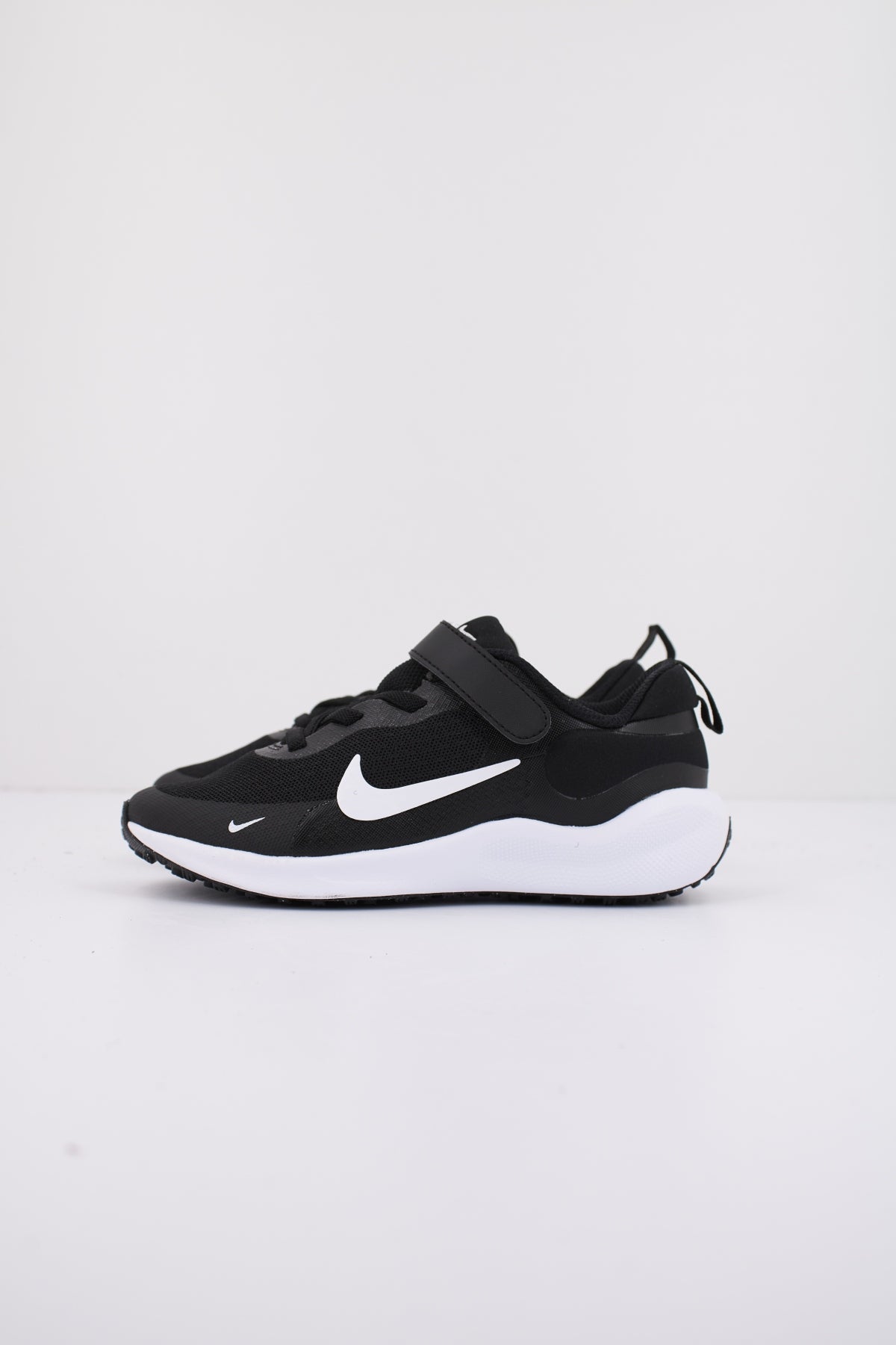 NIKE REVOLUTION  en color NEGRO  (1)