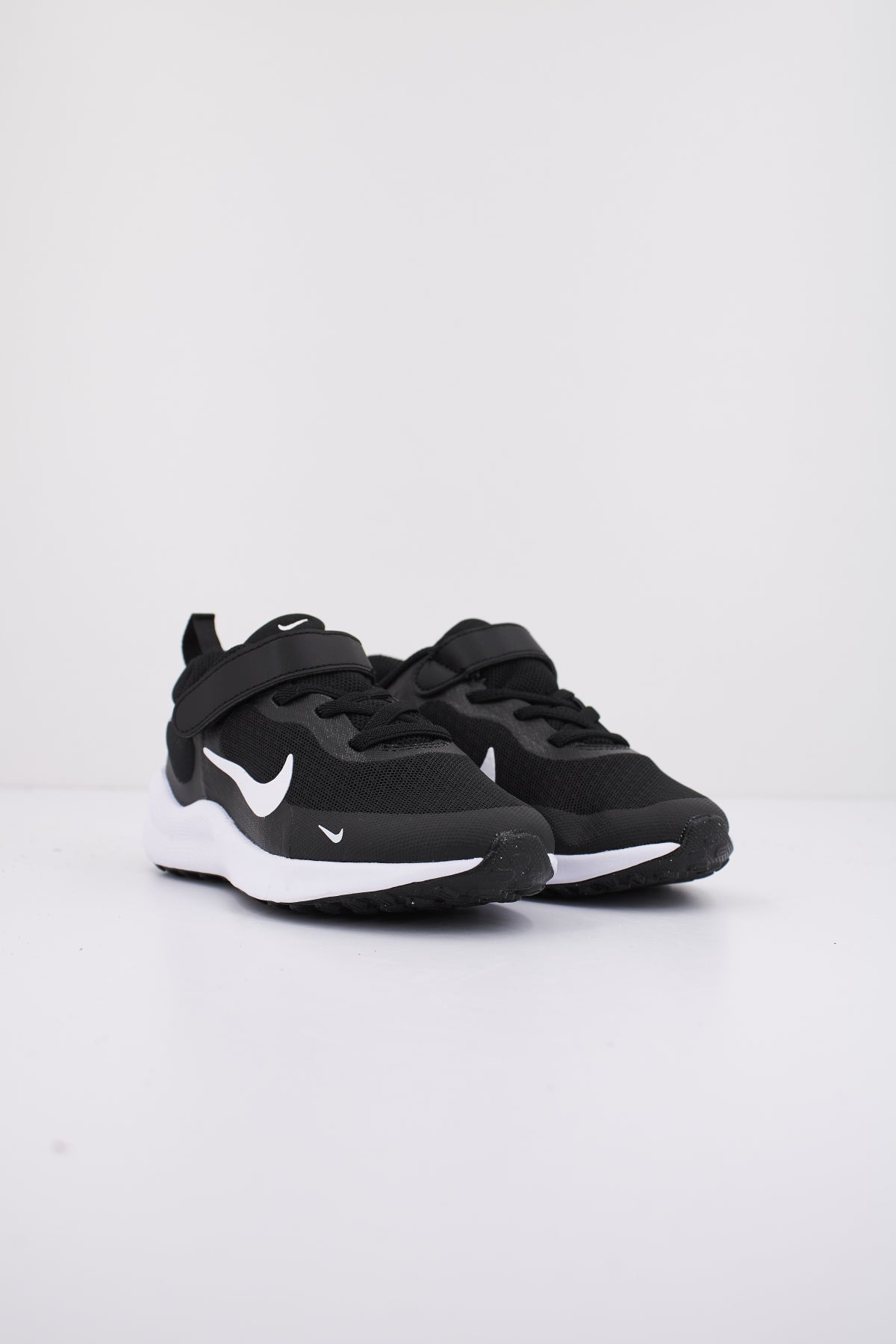 NIKE REVOLUTION  en color NEGRO  (2)