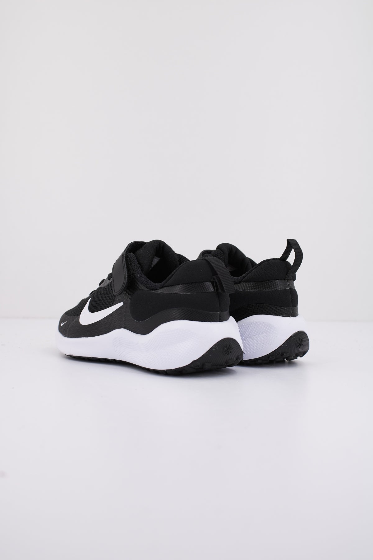 NIKE REVOLUTION  en color NEGRO  (3)