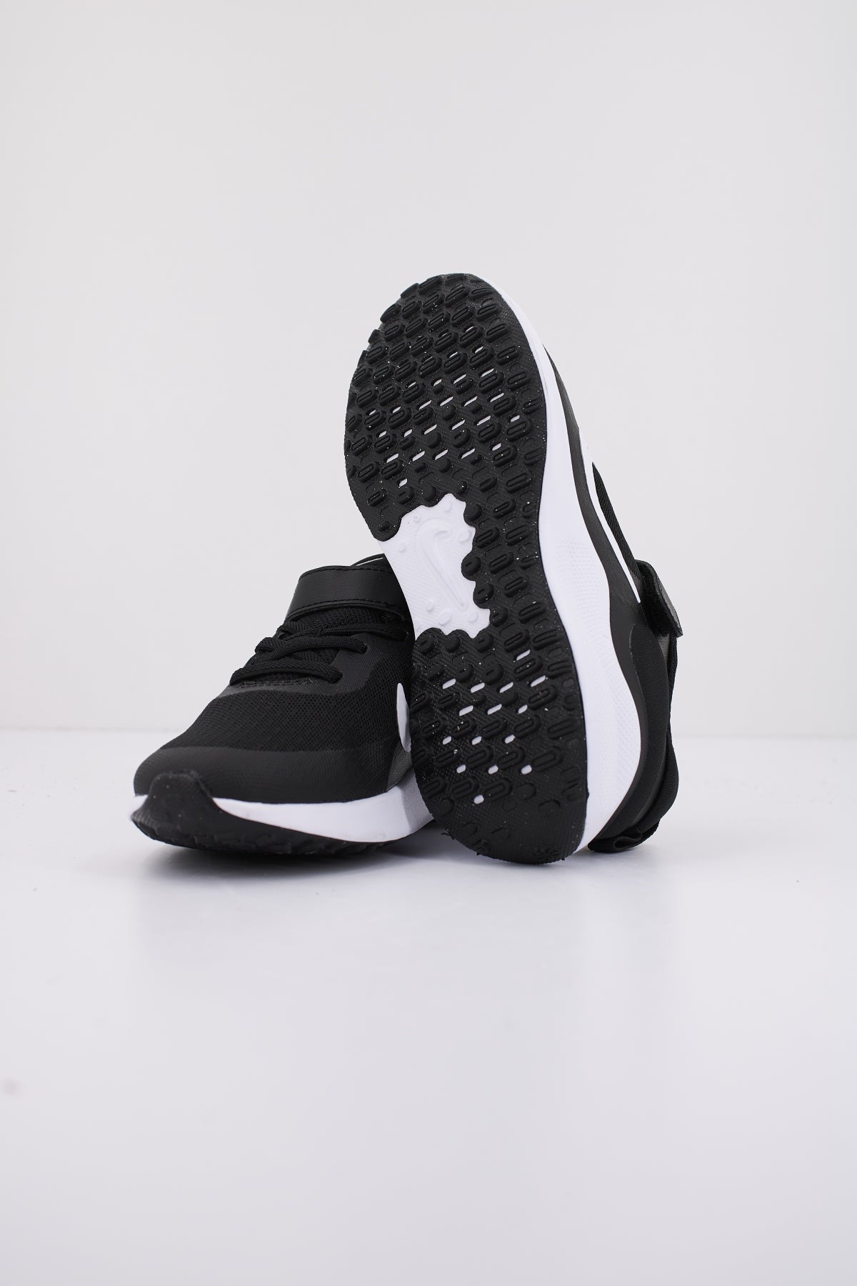 NIKE REVOLUTION  en color NEGRO  (4)