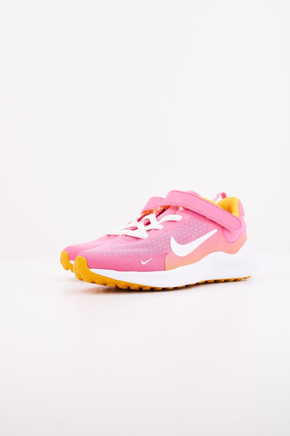 NIKE REVOLTION  en color ROSA  (2)