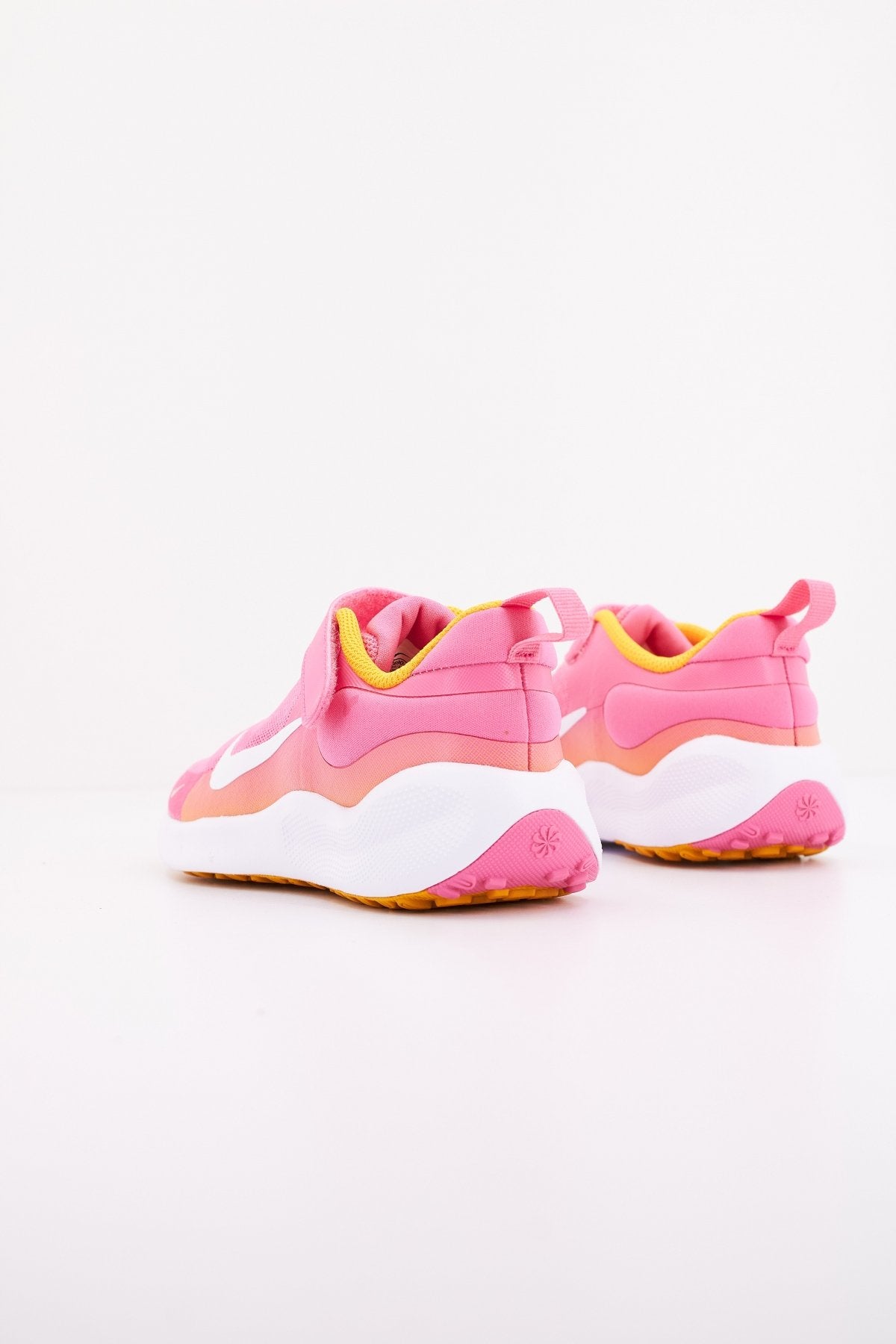 NIKE REVOLTION  en color ROSA  (3)