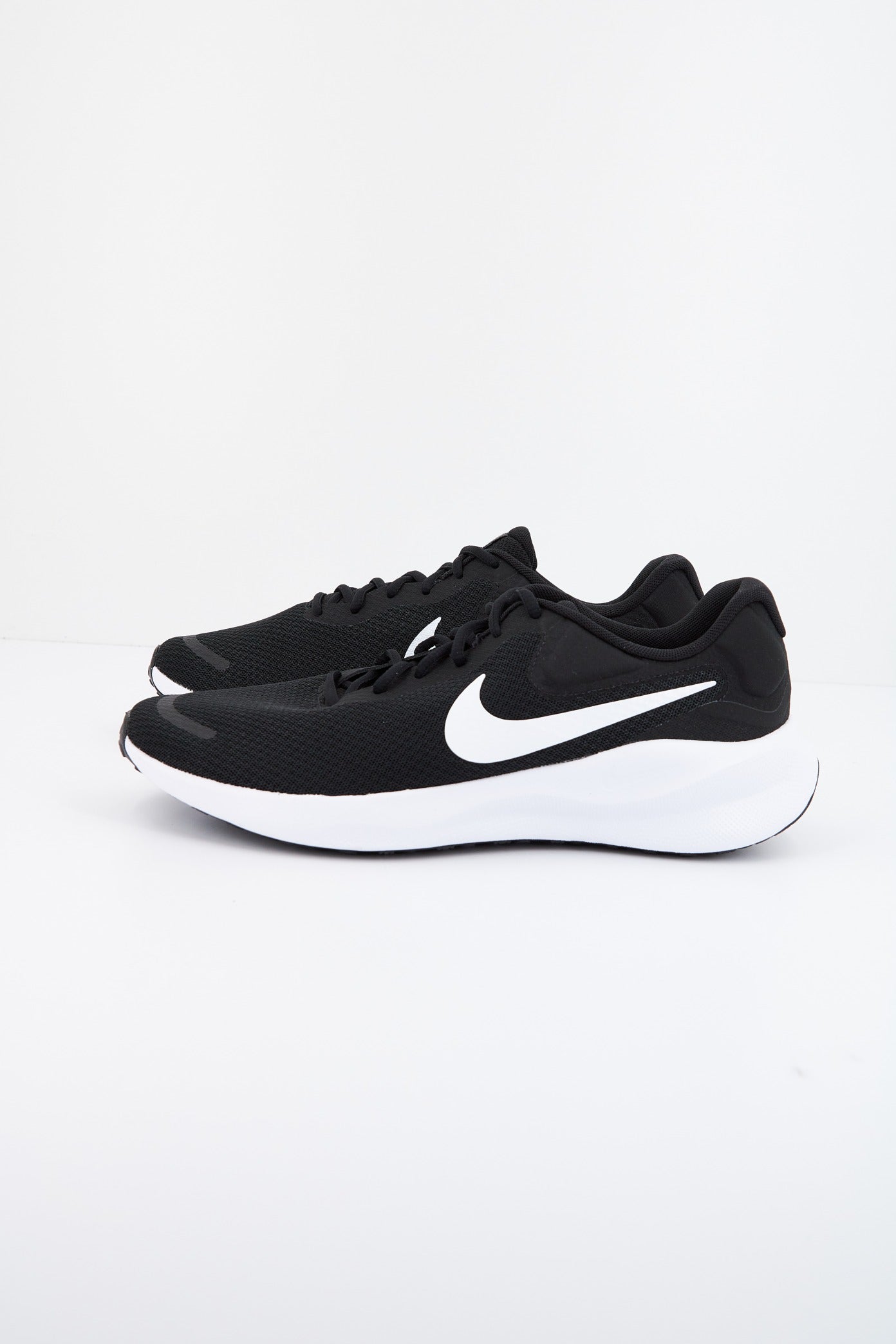 NIKE REVOLUTION  en color NEGRO  (1)