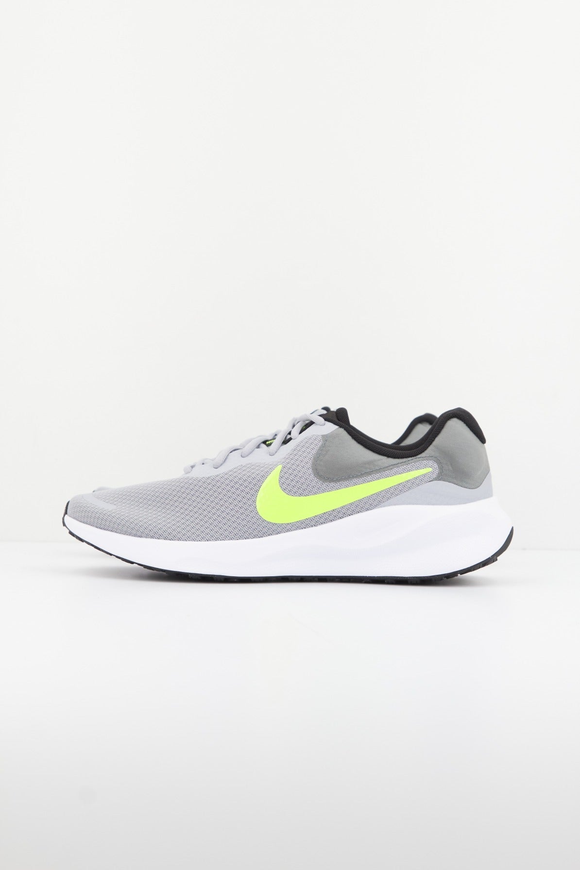 NIKE REVOLUTION   en color GRIS  (1)