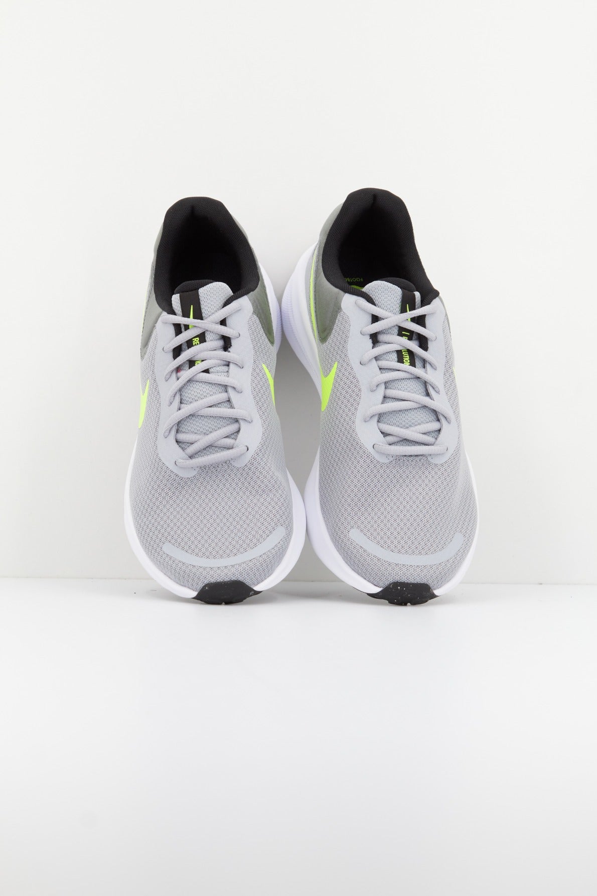 NIKE REVOLUTION   en color GRIS  (2)