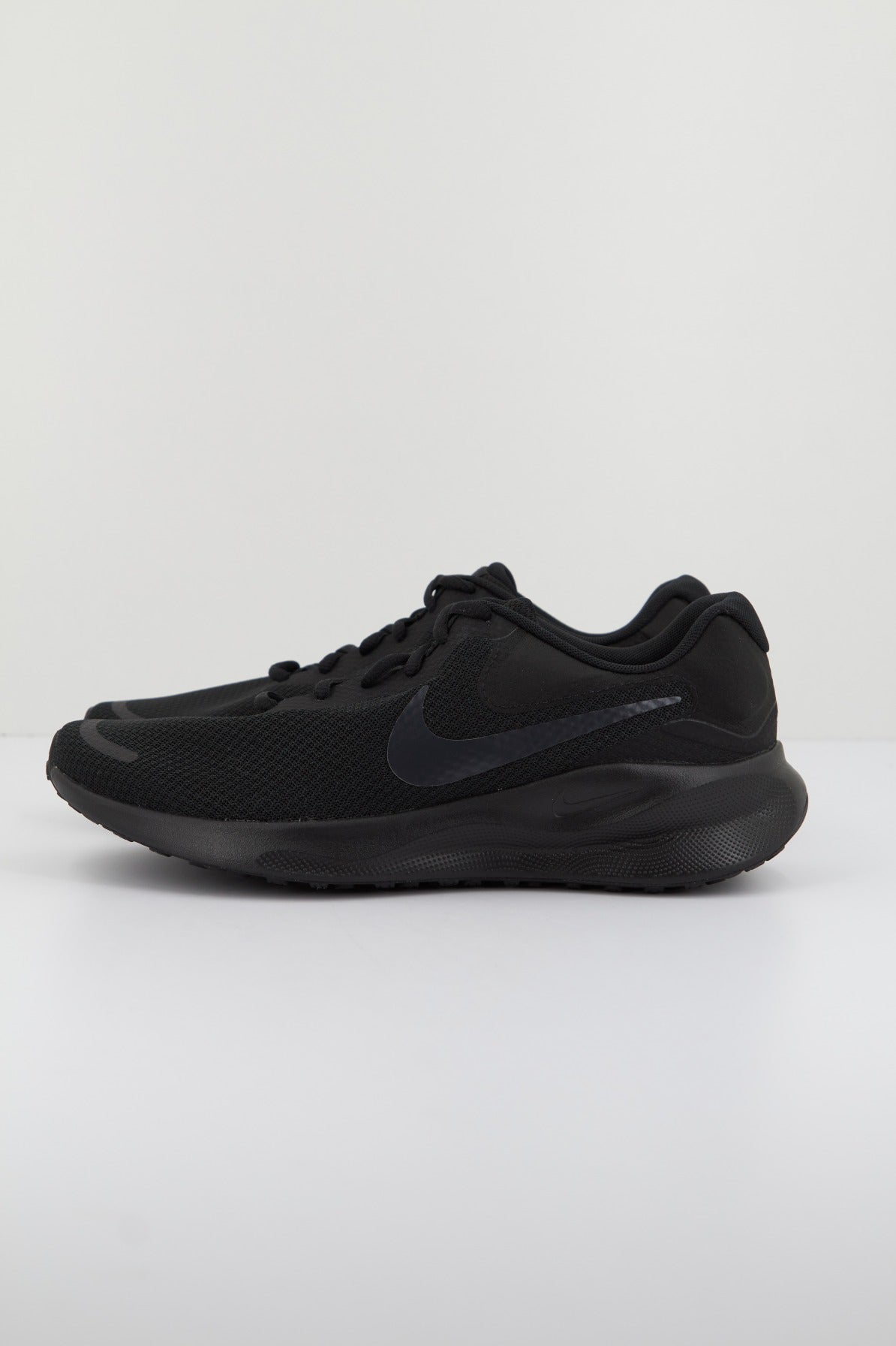 NIKE REVOLUTION  en color NEGRO  (1)