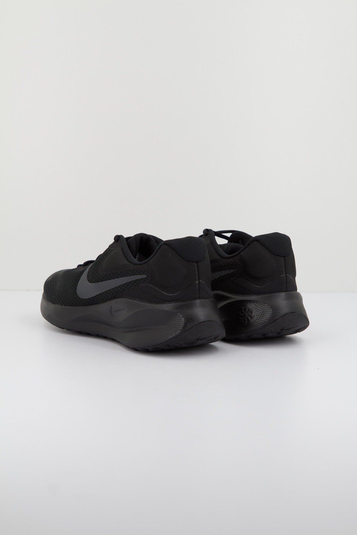 NIKE REVOLUTION  en color NEGRO  (3)