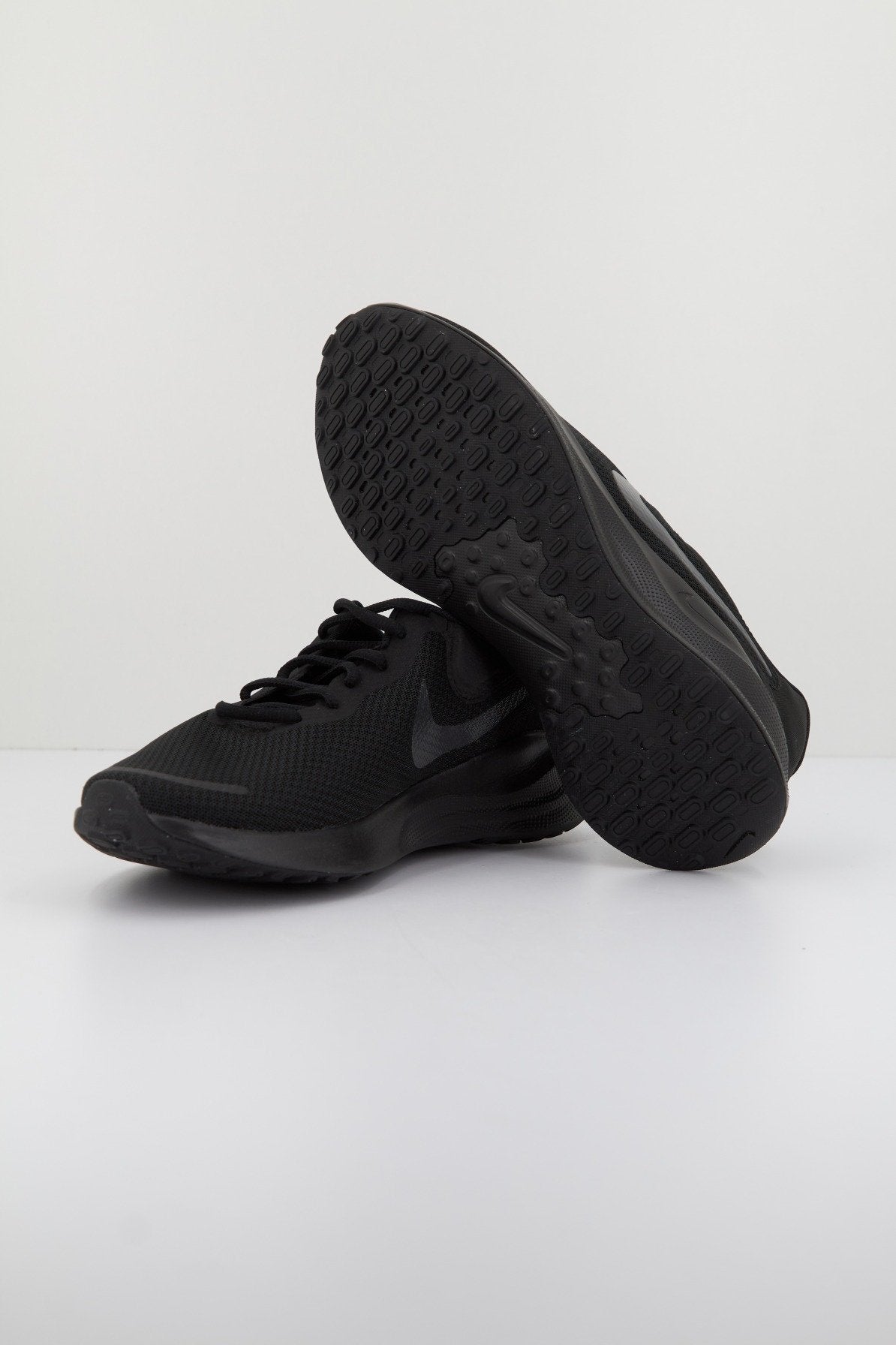 NIKE REVOLUTION  en color NEGRO  (4)