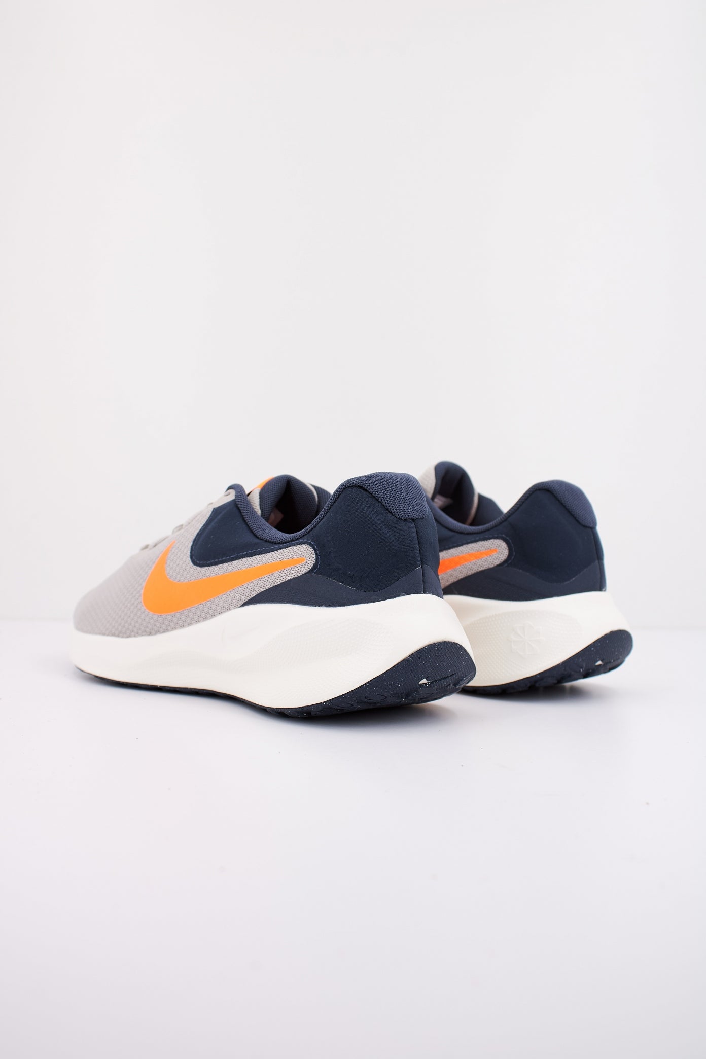 NIKE REVOLUTION  en color GRIS  (3)