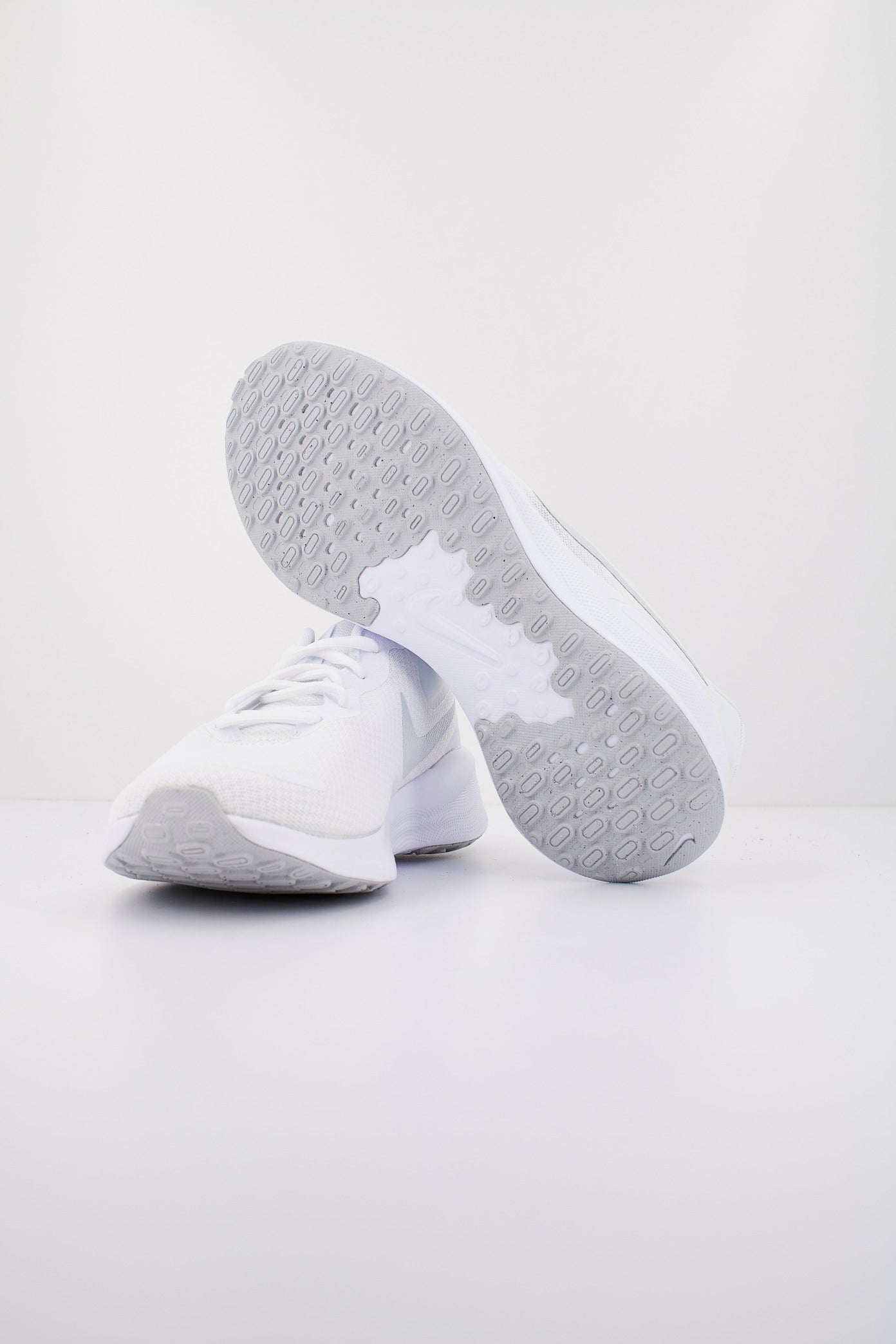 NIKE REVOLUTION  en color BLANCO  (4)