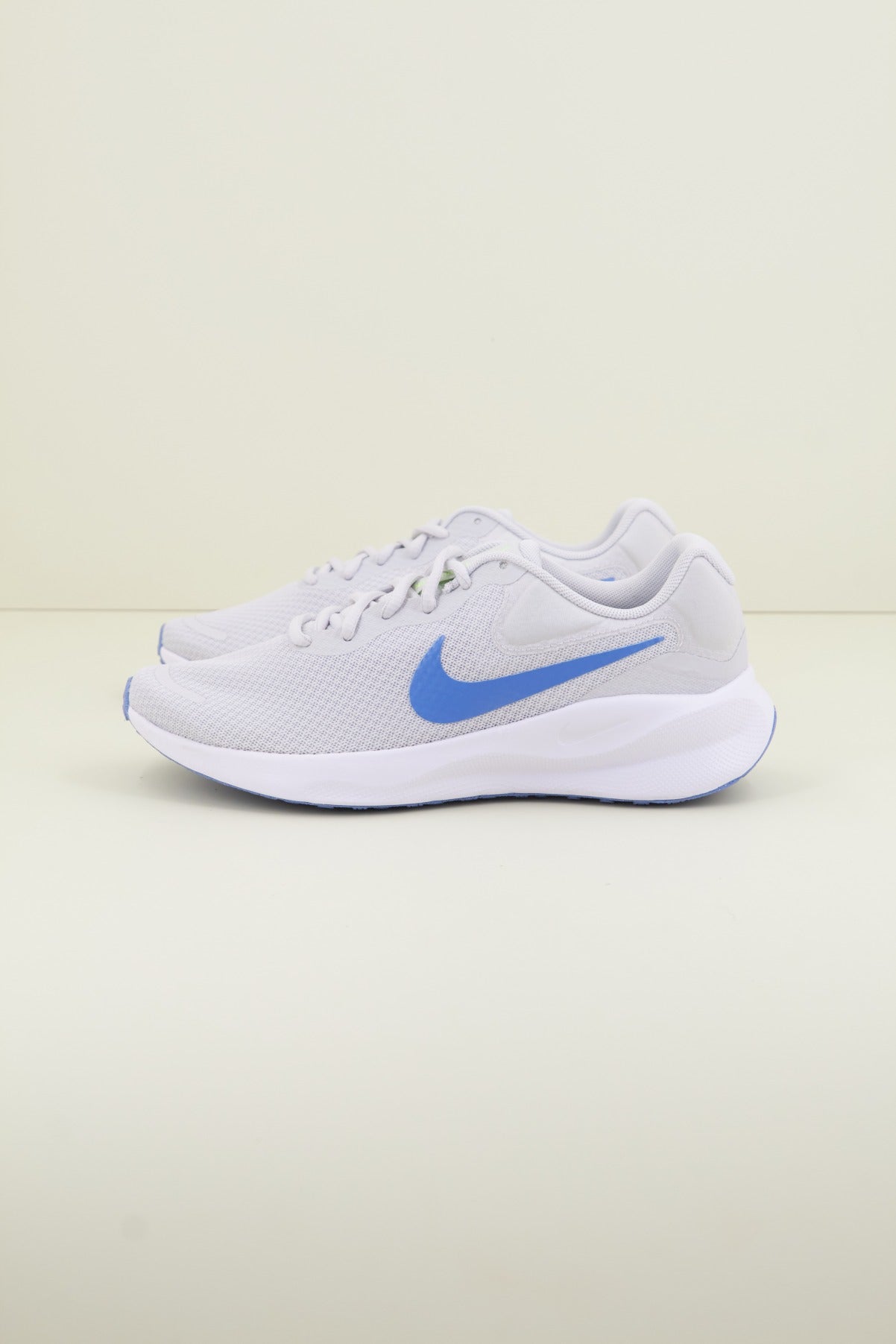 NIKE REVOLUTION  en color GRIS  (1)