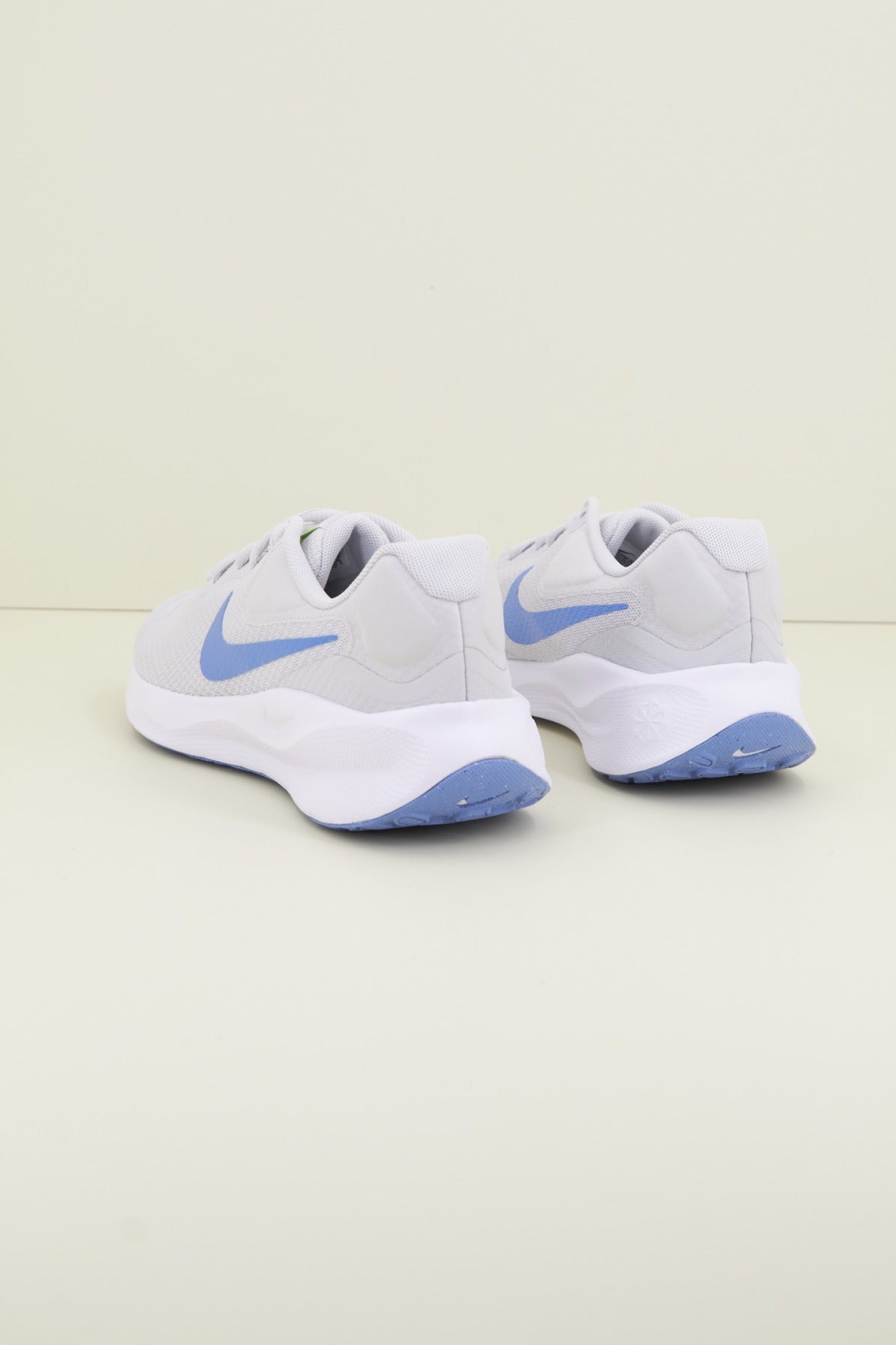 NIKE REVOLUTION  en color GRIS  (2)