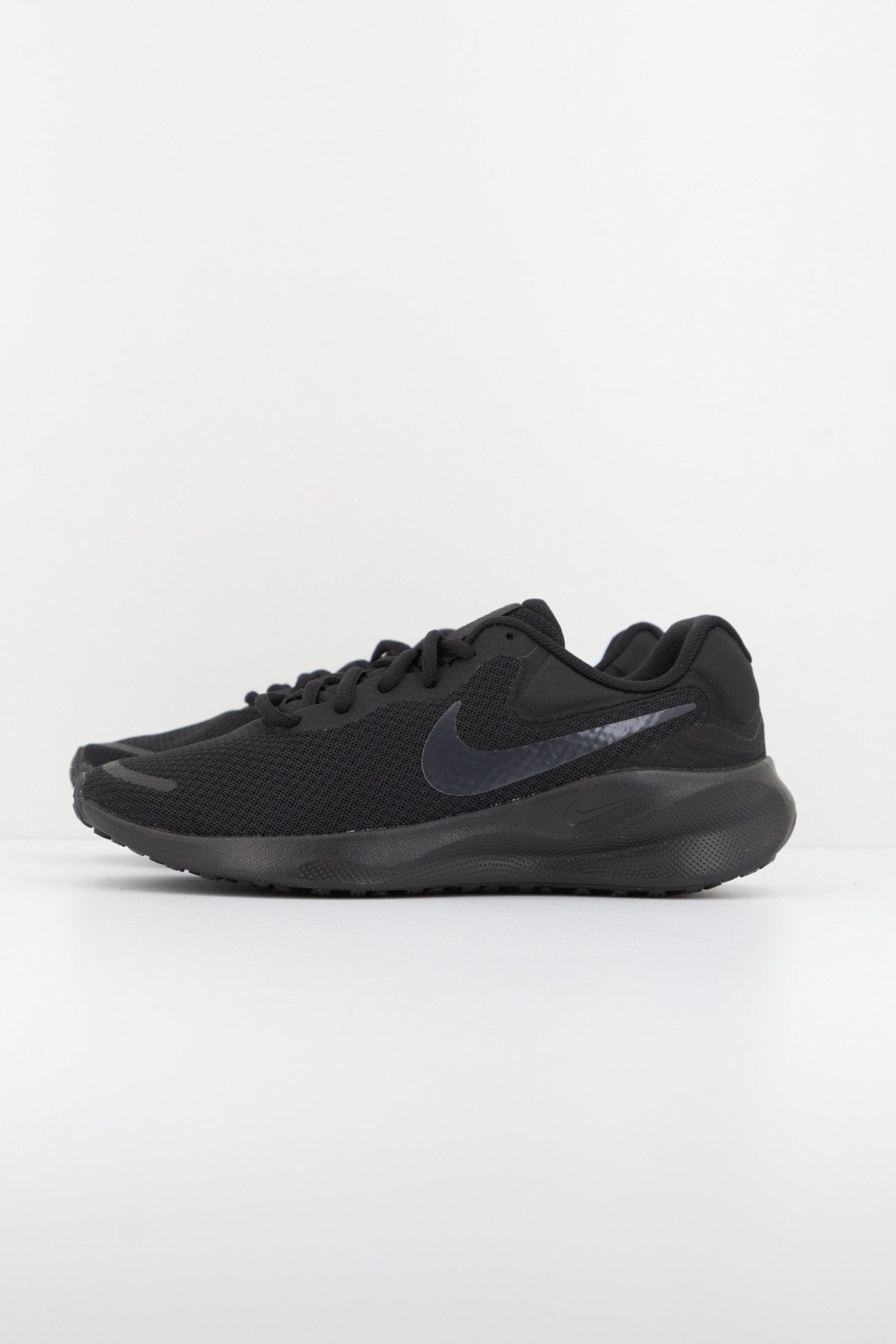 NIKE REVOLUTION  en color NEGRO  (1)