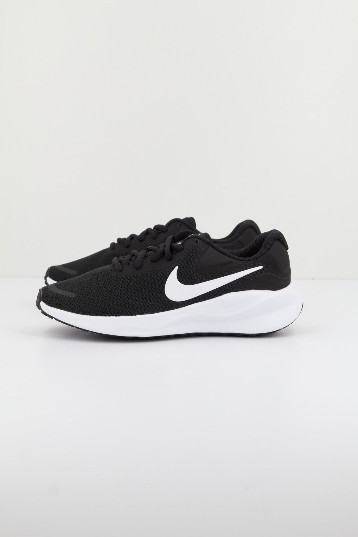 NIKE REVOLUTION  en color NEGRO  (1)