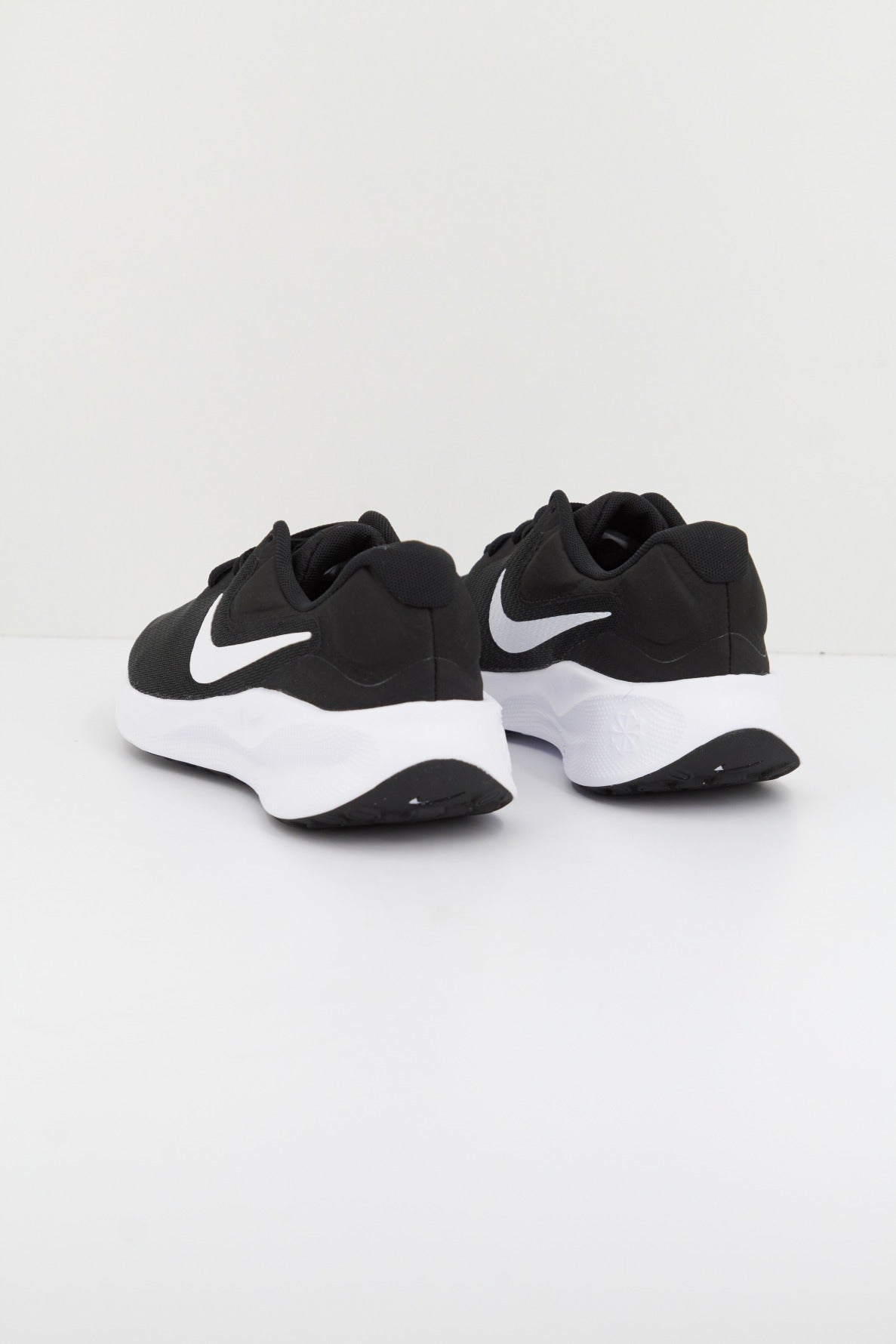 NIKE REVOLUTION  en color NEGRO  (2)