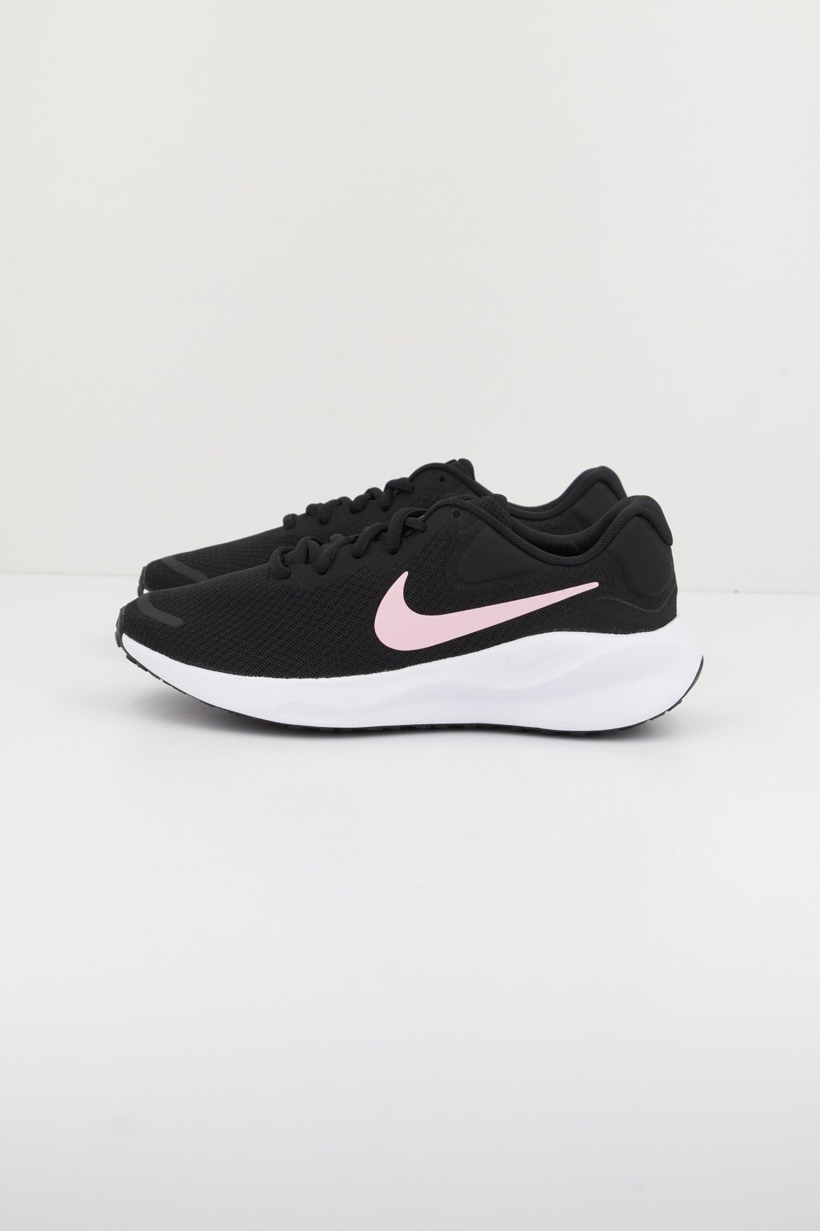 NIKE REVOLUTION  en color NEGRO  (1)