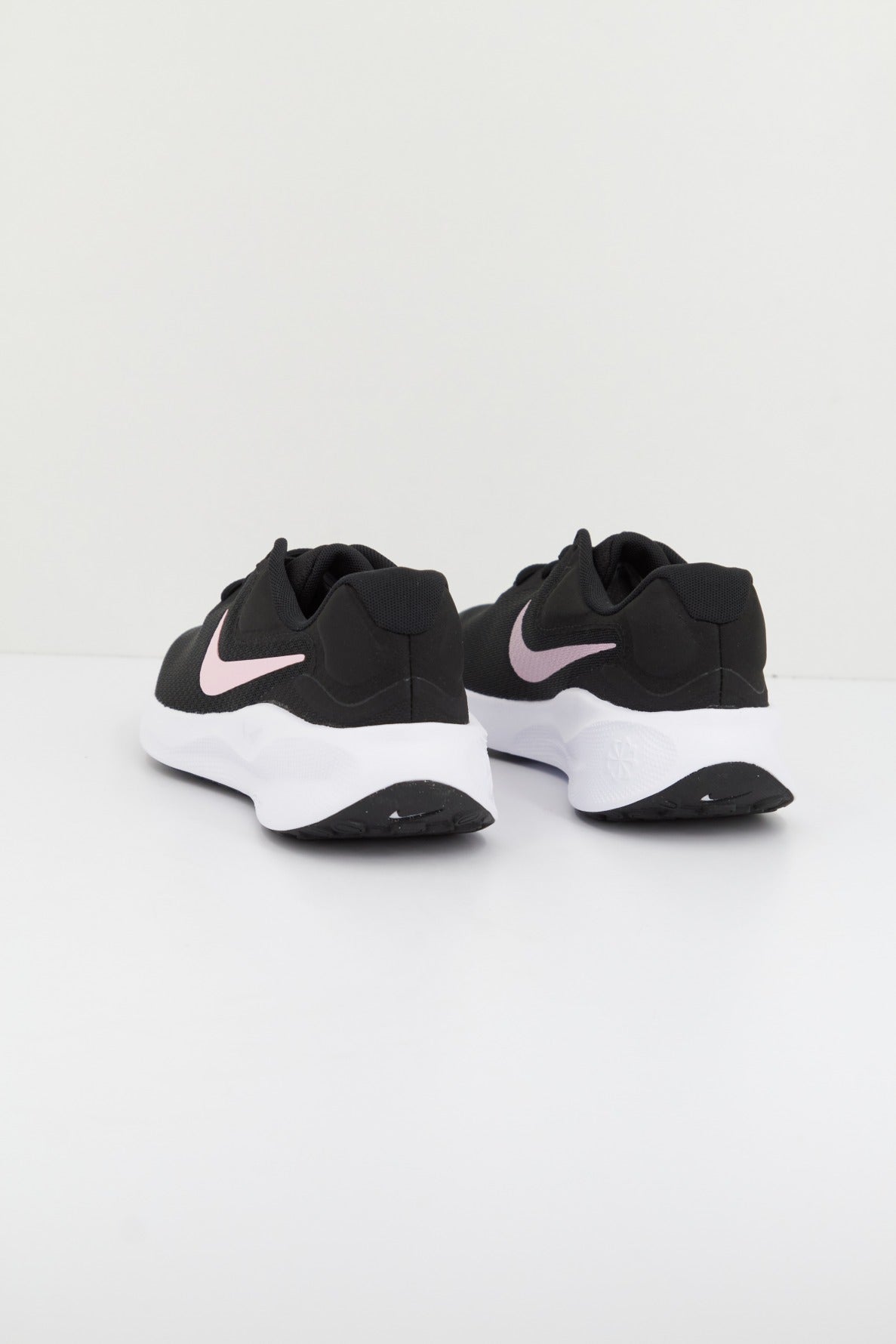 NIKE REVOLUTION  en color NEGRO  (2)