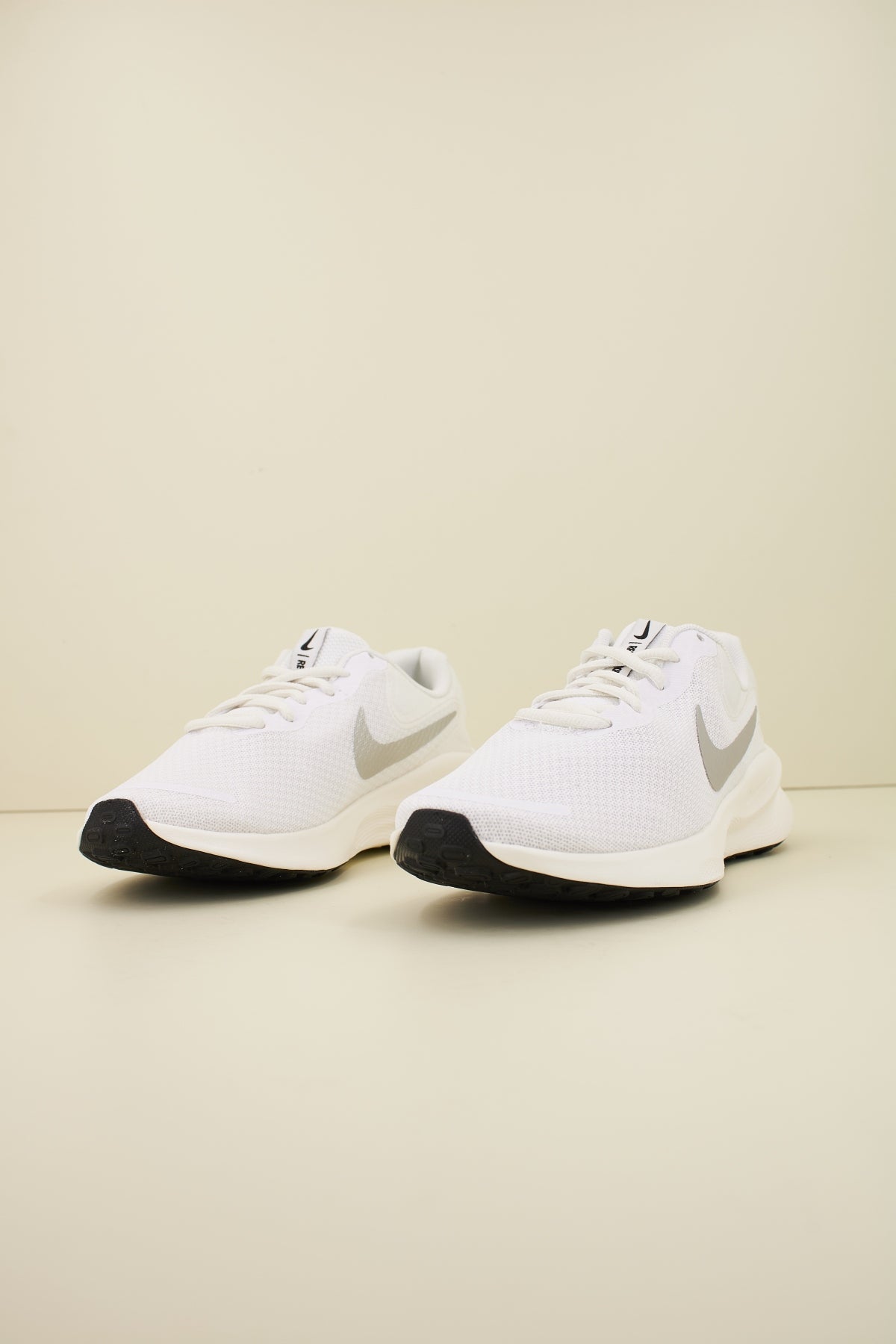 NIKE REVOLUTION  en color BLANCO  (2)