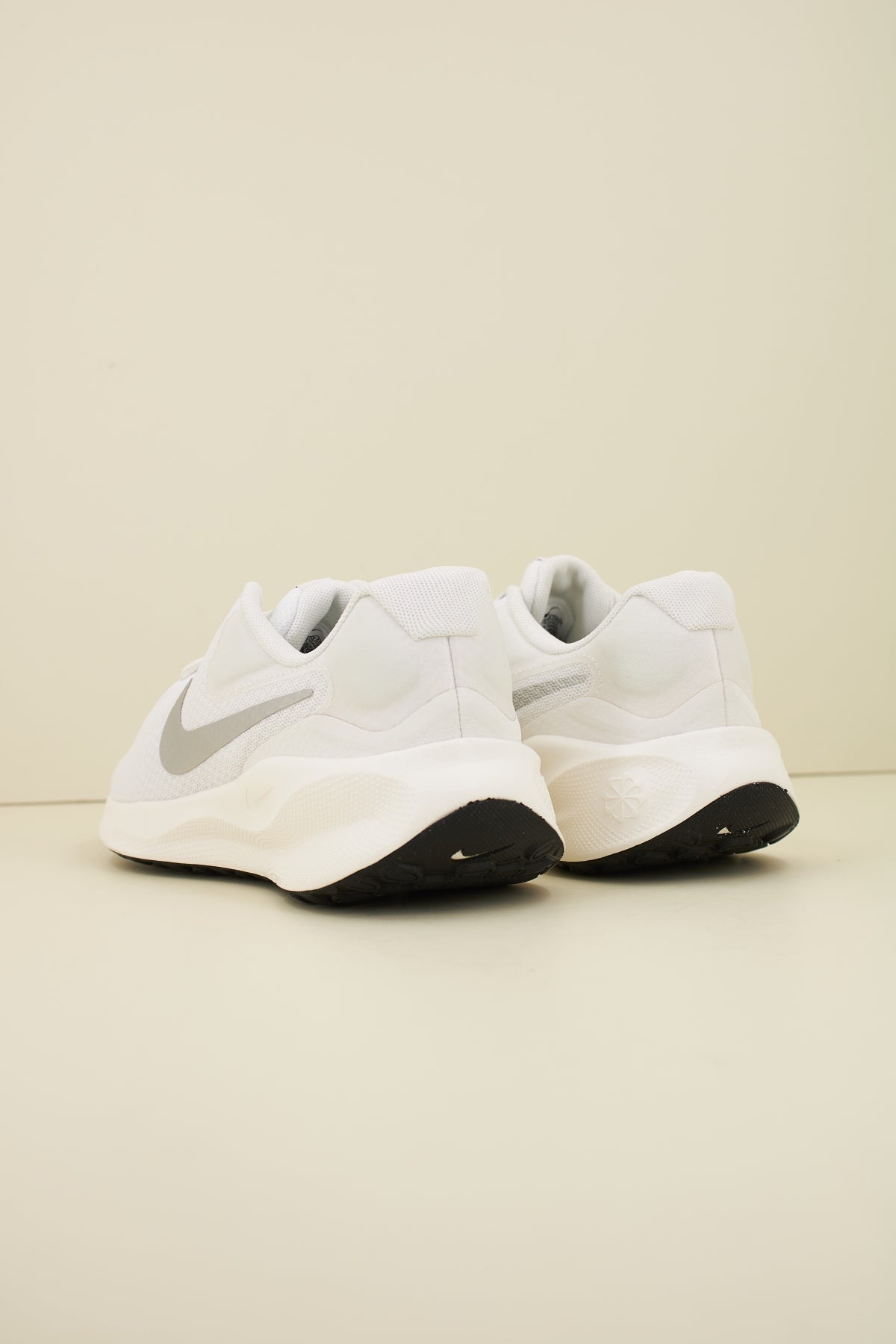 NIKE REVOLUTION  en color BLANCO  (3)