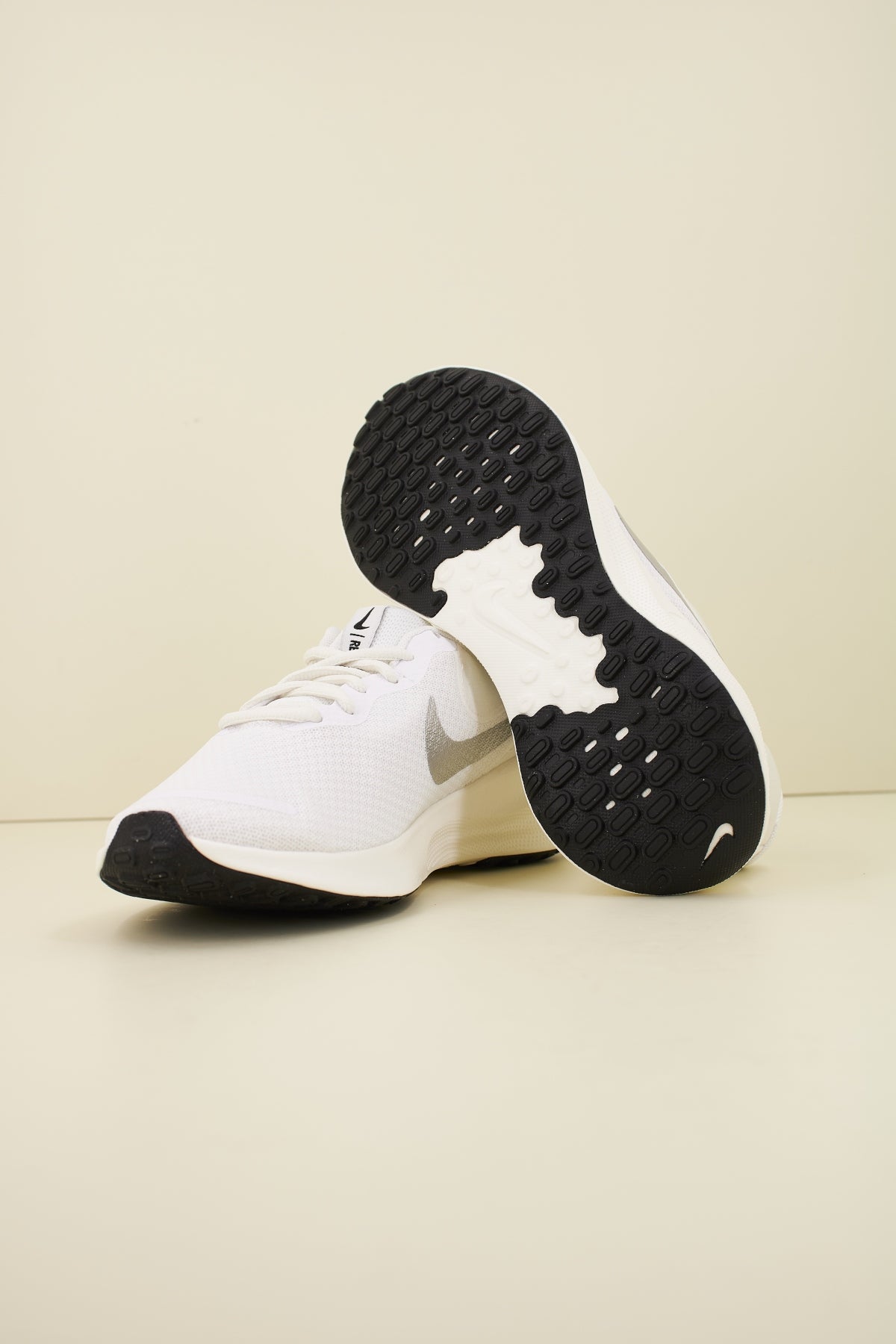 NIKE REVOLUTION  en color BLANCO  (4)