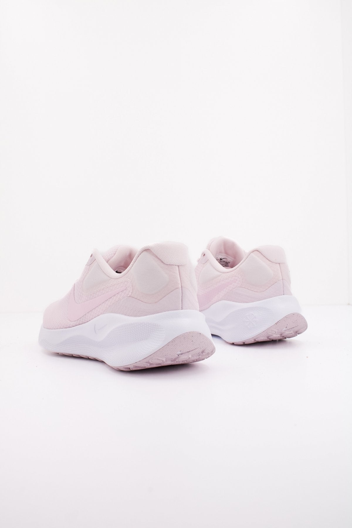 NIKE REVOLUTION  en color ROSA  (3)