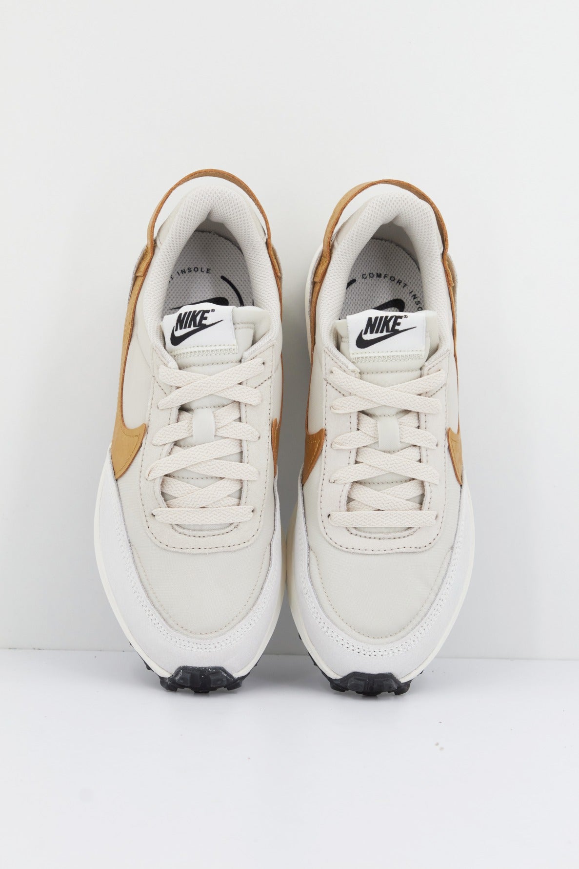 NIKE WAFFLE DEBUT ESS en color BLANCO  (2)