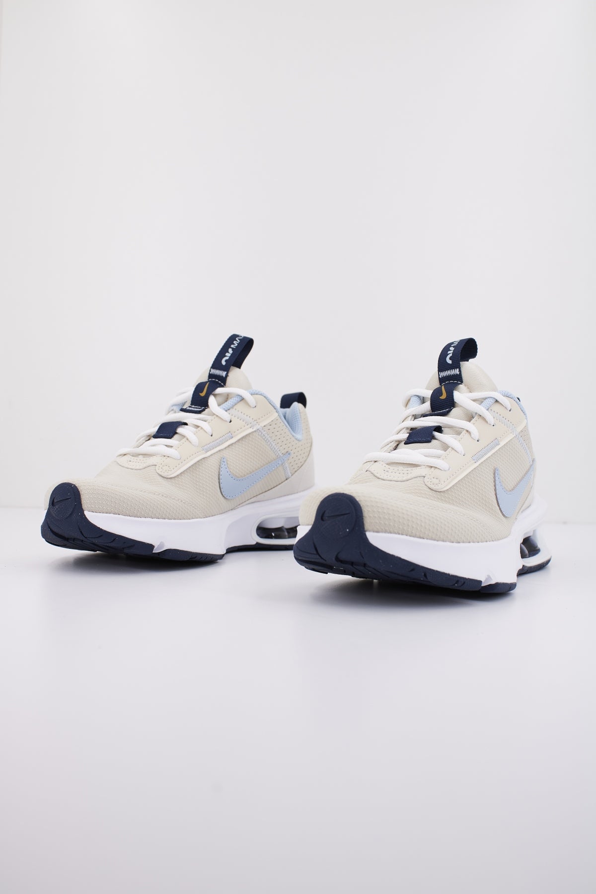 NIKE NIKE AIR MAX INTRLK LITE en color BEIS  (2)