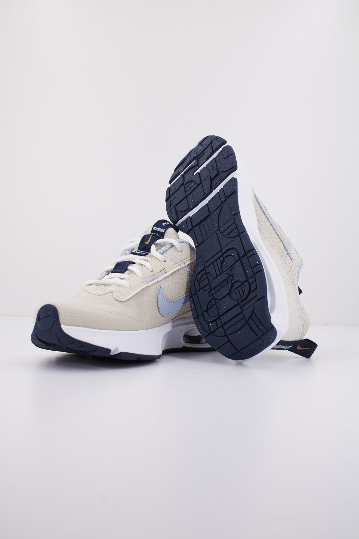 NIKE NIKE AIR MAX INTRLK LITE en color BEIS  (4)