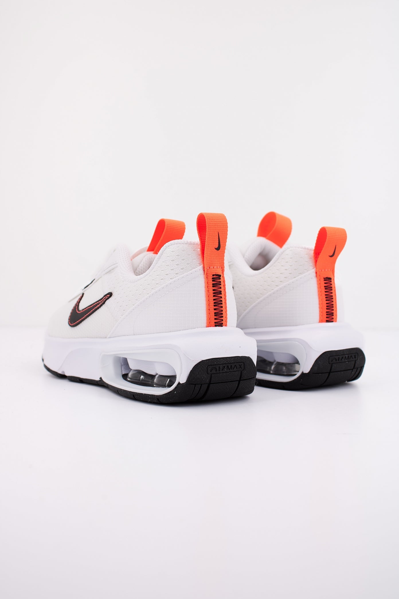 NIKE MAX INTRLK  LITTL en color BLANCO  (3)