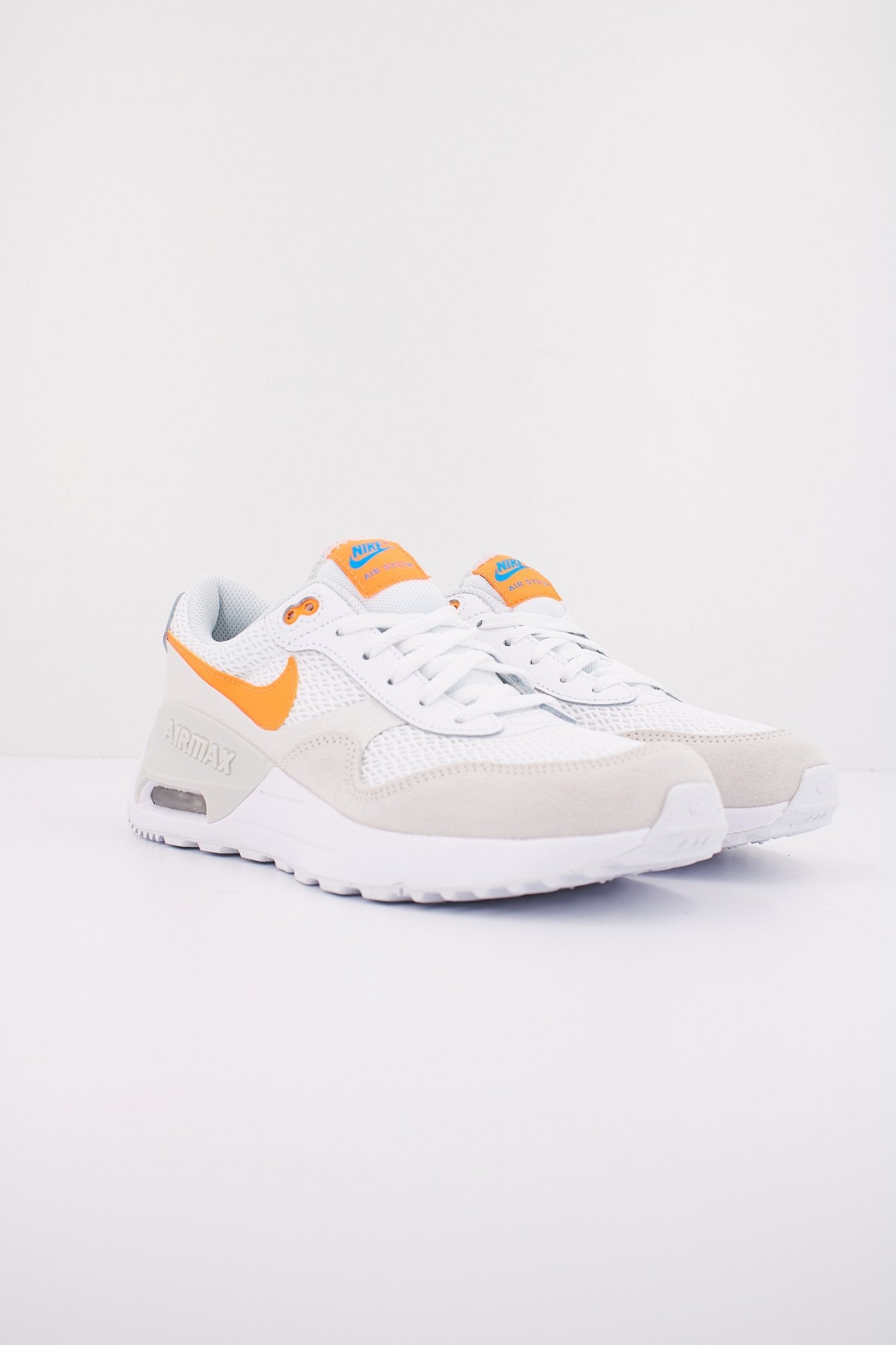 NIKE MAX SYSTM en color BLANCO  (2)