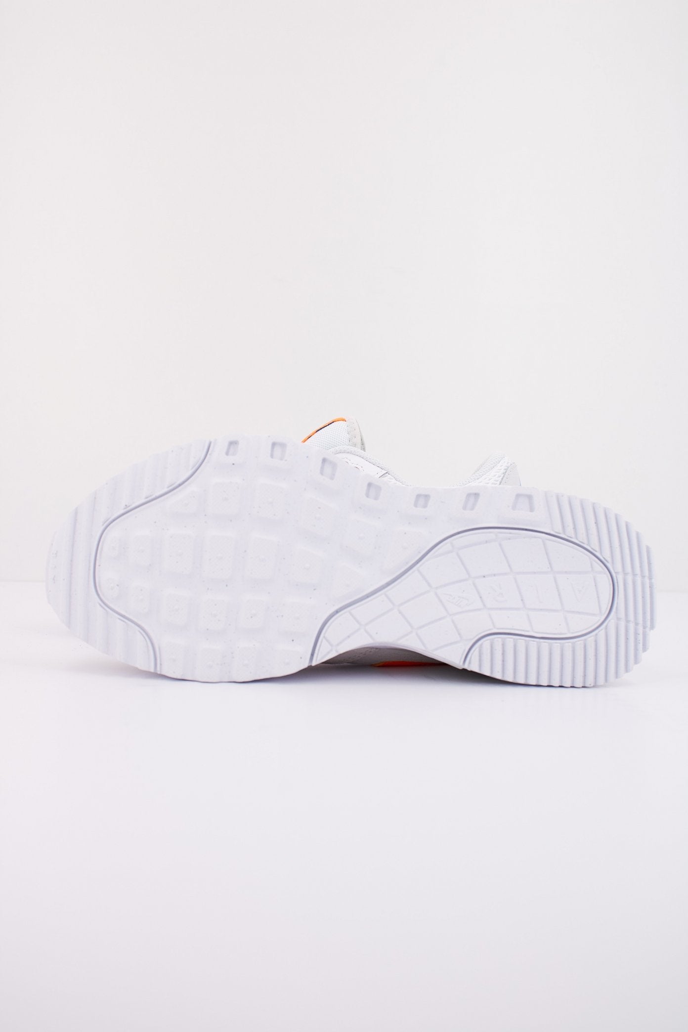 NIKE MAX SYSTM en color BLANCO  (5)