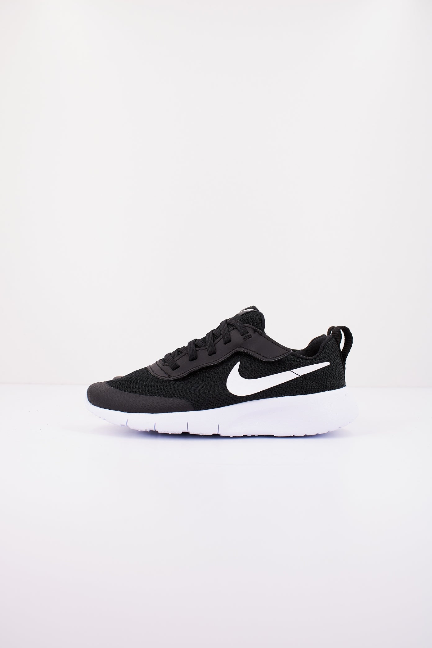 NIKE TANJUN EZ LITTLE KIDS' en color NEGRO  (1)