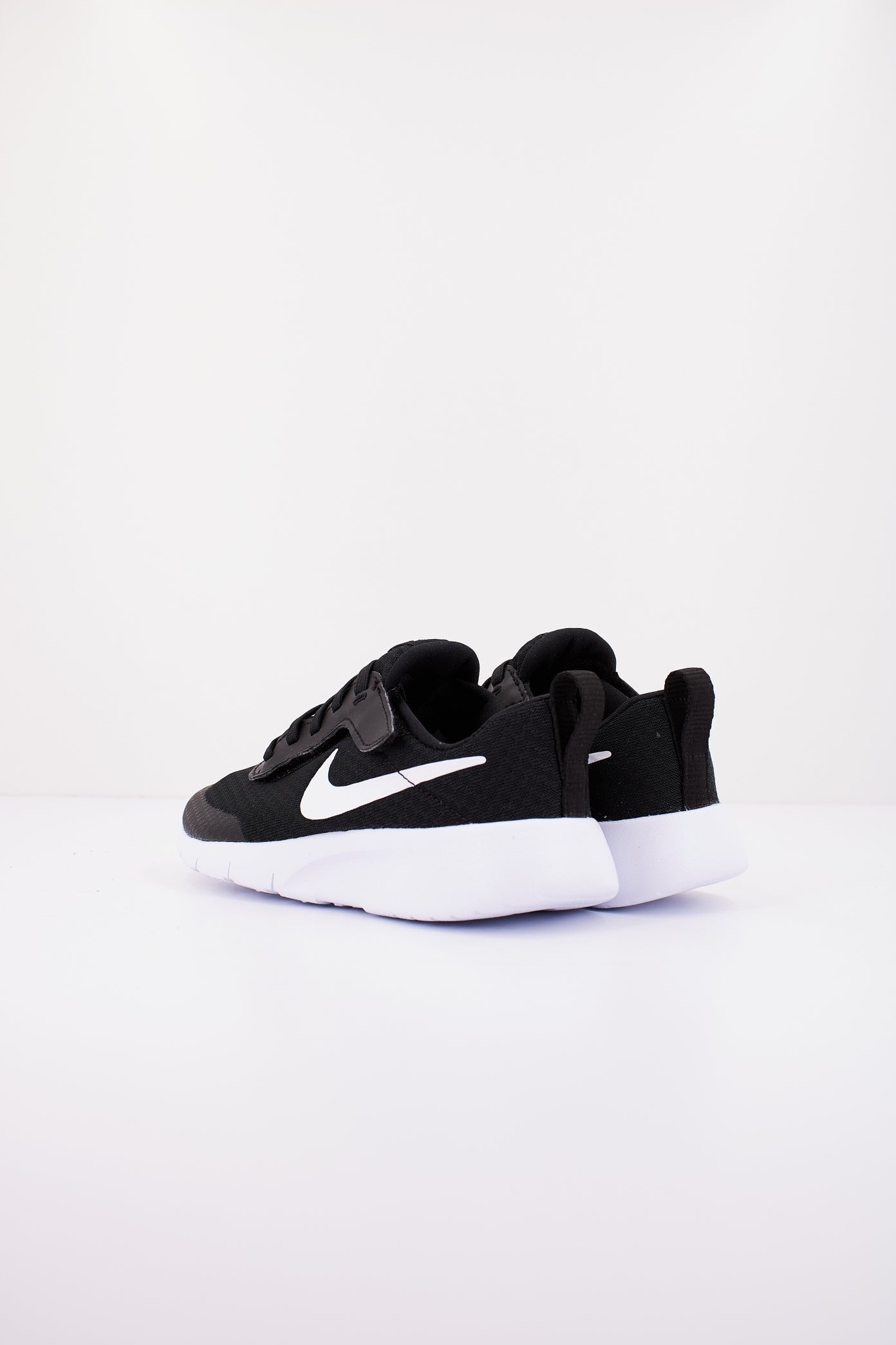 NIKE TANJUN EZ LITTLE KIDS' en color NEGRO  (3)