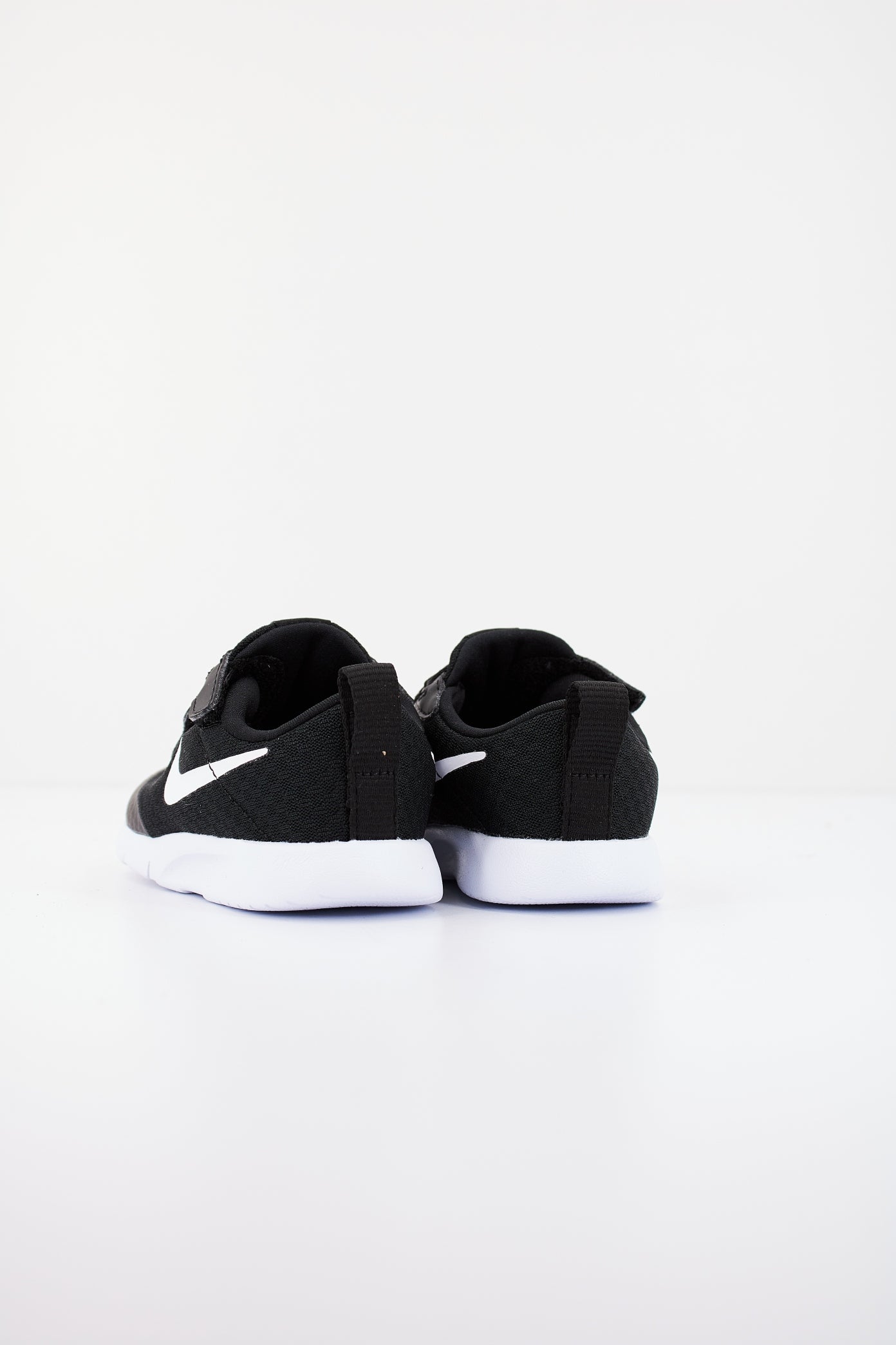 NIKE TANJUN EZ BABY/TODDLER en color NEGRO  (3)